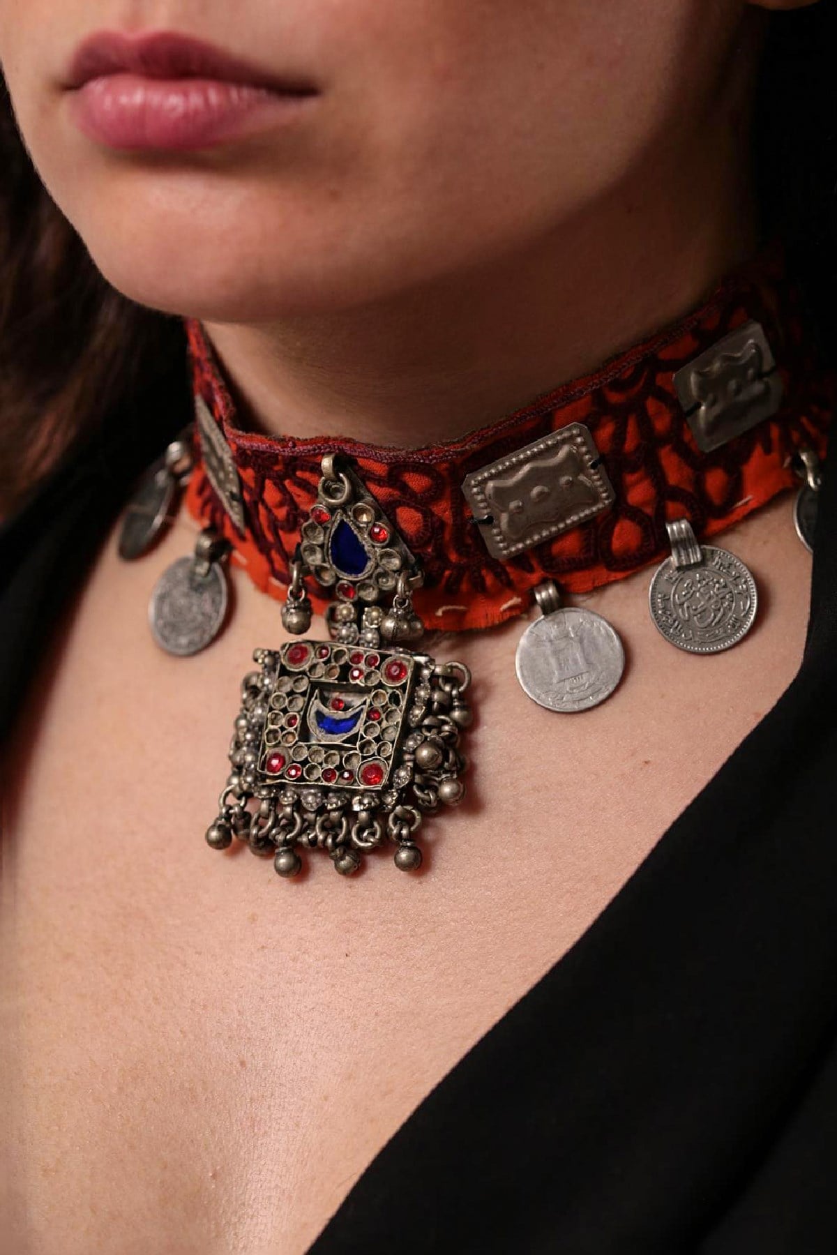 Turuncu Tabanlı Antika Parçalı Ve Paralı Tasarım Tasma Kolye - Şaman Butik Turuncu Tabanlı Antika Parçalı Ve Paralı Tasarım Tasma Kolye