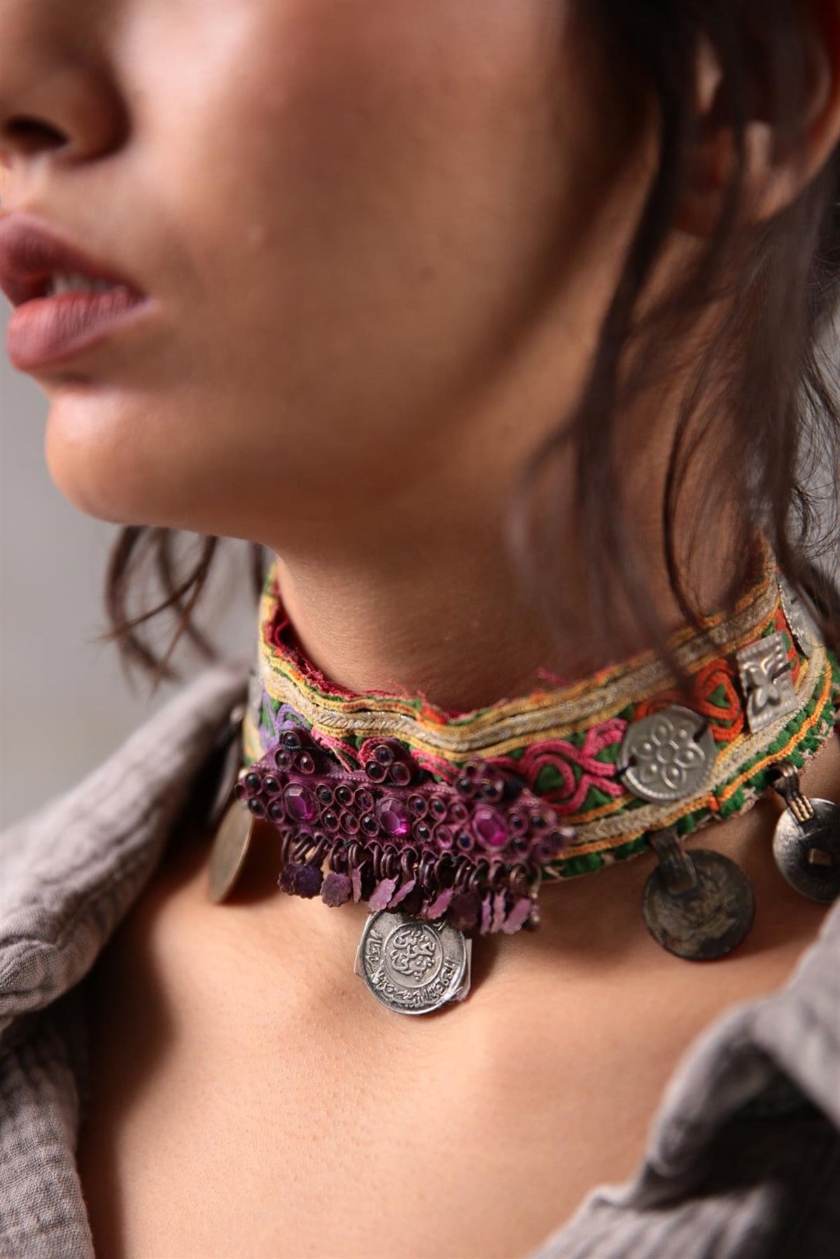  Yeşil Tabanlı Turuncu İşlemeli Antika Parçalı Tasarım Tasma Kolye