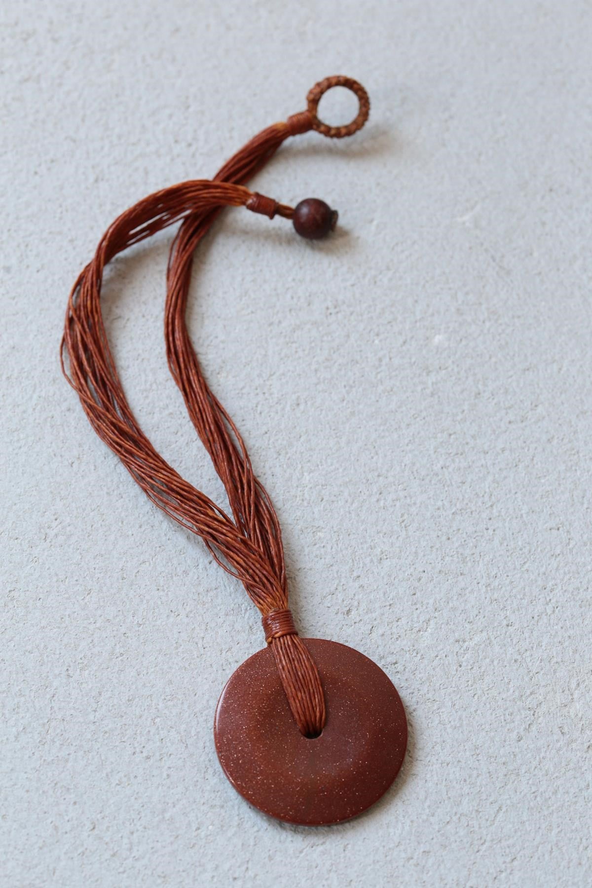 Yuvarlak Sim Detaylı Seramik Deri Kayışlı Tasarım Kolye - Şaman Butik Yuvarlak Sim Detaylı Seramik Deri Kayışlı Tasarım Kolye