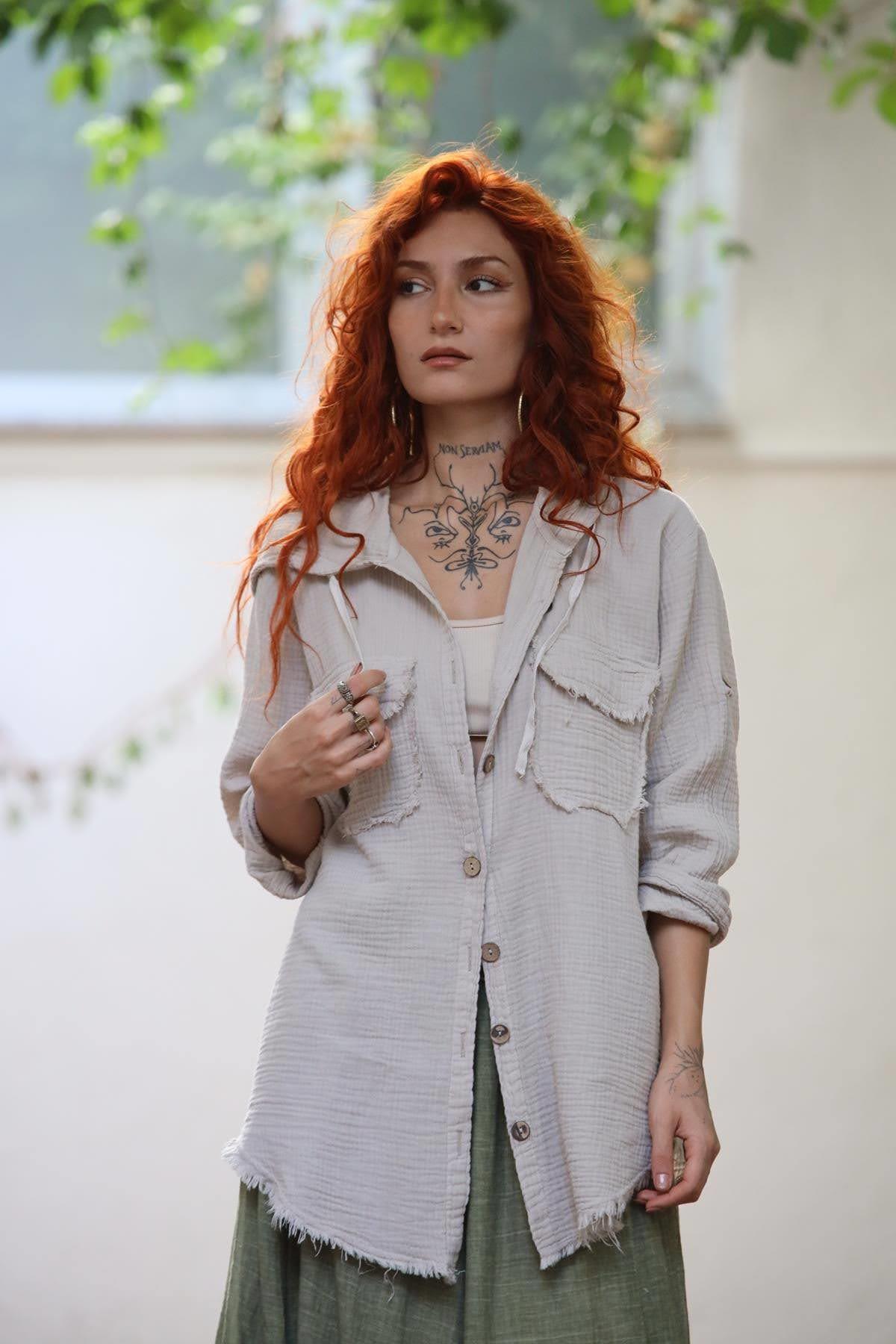 Krem Rengi Kapüşonlu Cepleri Püsküllü Müslin Gömlek