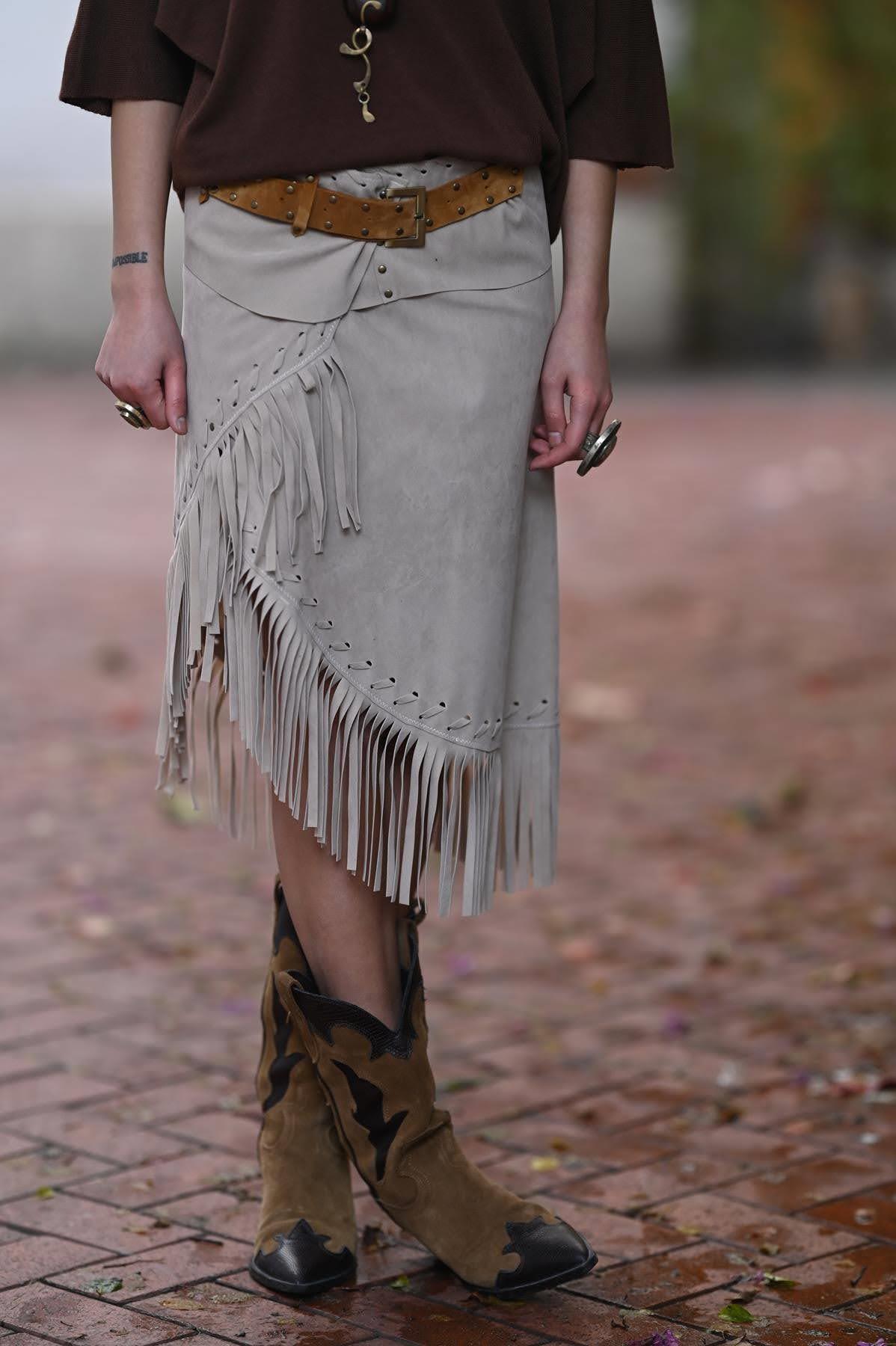 Krem Rengi Püsküllü Tasarım Kemerli Süet Anvelop Etek