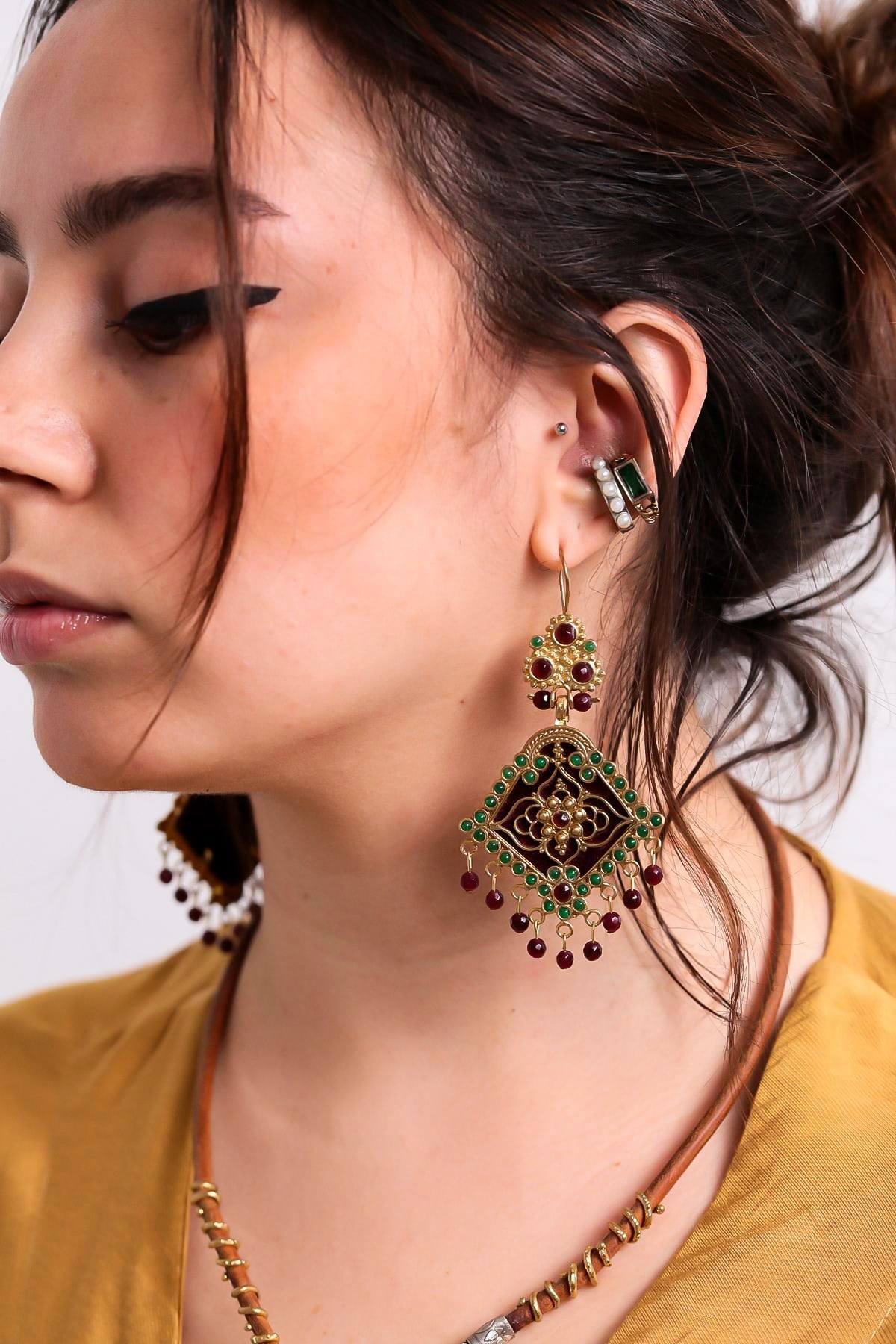 . Bordo Kadife Tabanlı Bronz İşlemeli Doğal Taşlı Tasarım Küpe