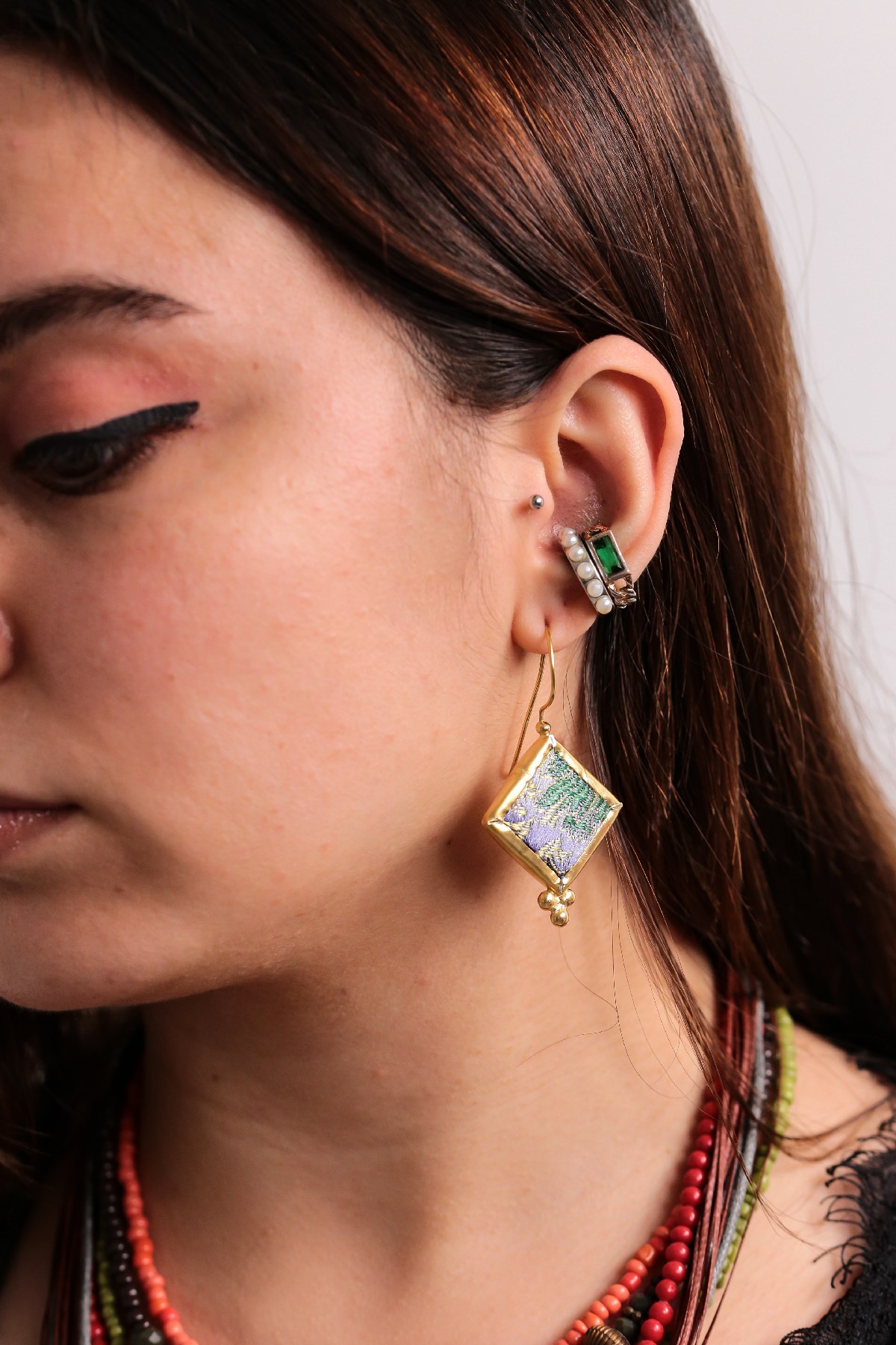 Bronz Kaneviçe Çiçek Detaylı Tasarım Küpe - Şaman Butik Bronz Kaneviçe Çiçek Detaylı Tasarım Küpe