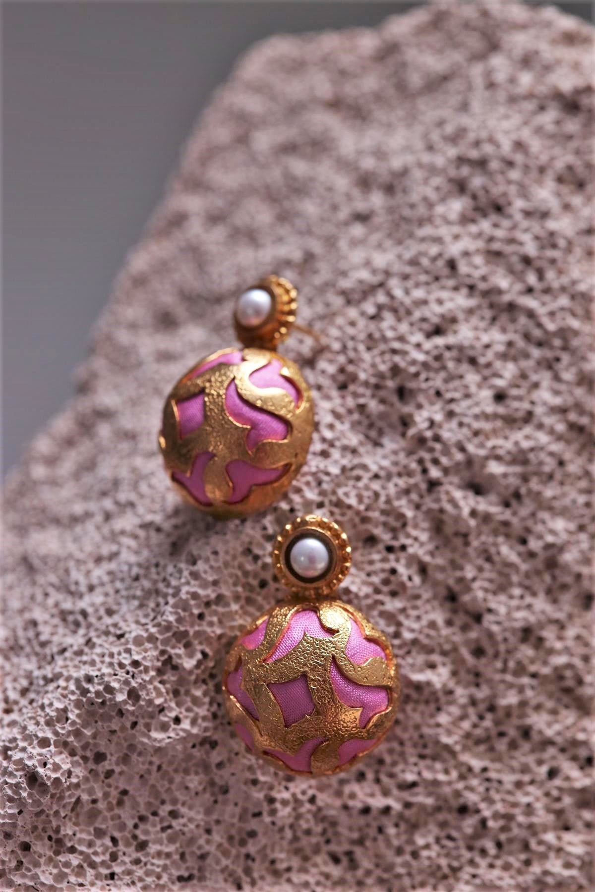  Bronz Ve İncili Pembe Kumaşlı Tasarım Küpe