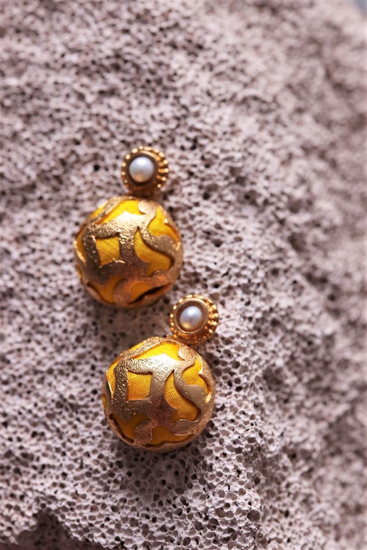  Bronz Ve İncili Sarı Kumaşlı Tasarım Küpe