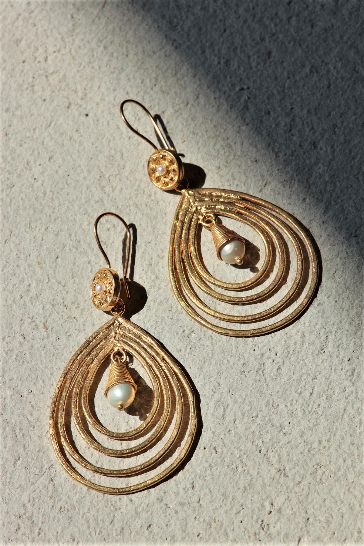  Damla Tasarım Sıralı Bronz İncili Sallantılı Küpe
