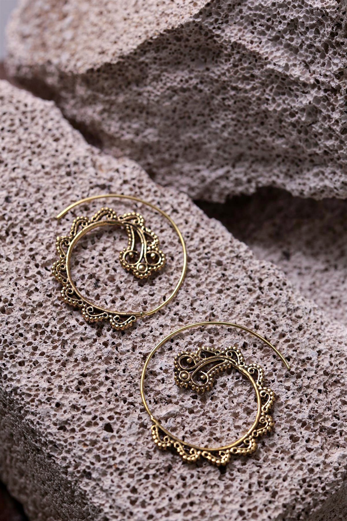 Spiral Tasarım Motif İşlemeli Bronz Küpe - Şaman Butik Spiral Tasarım Motif İşlemeli Bronz Küpe