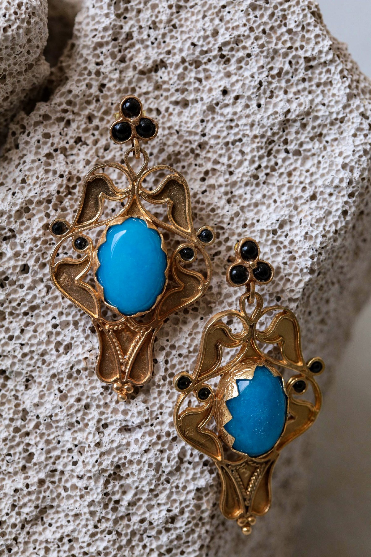 Turkuaz Renk Doğal Taşlı Antik Motifli Tasarım Küpe - Şaman Butik Turkuaz Renk Doğal Taşlı Antik Motifli Tasarım Küpe