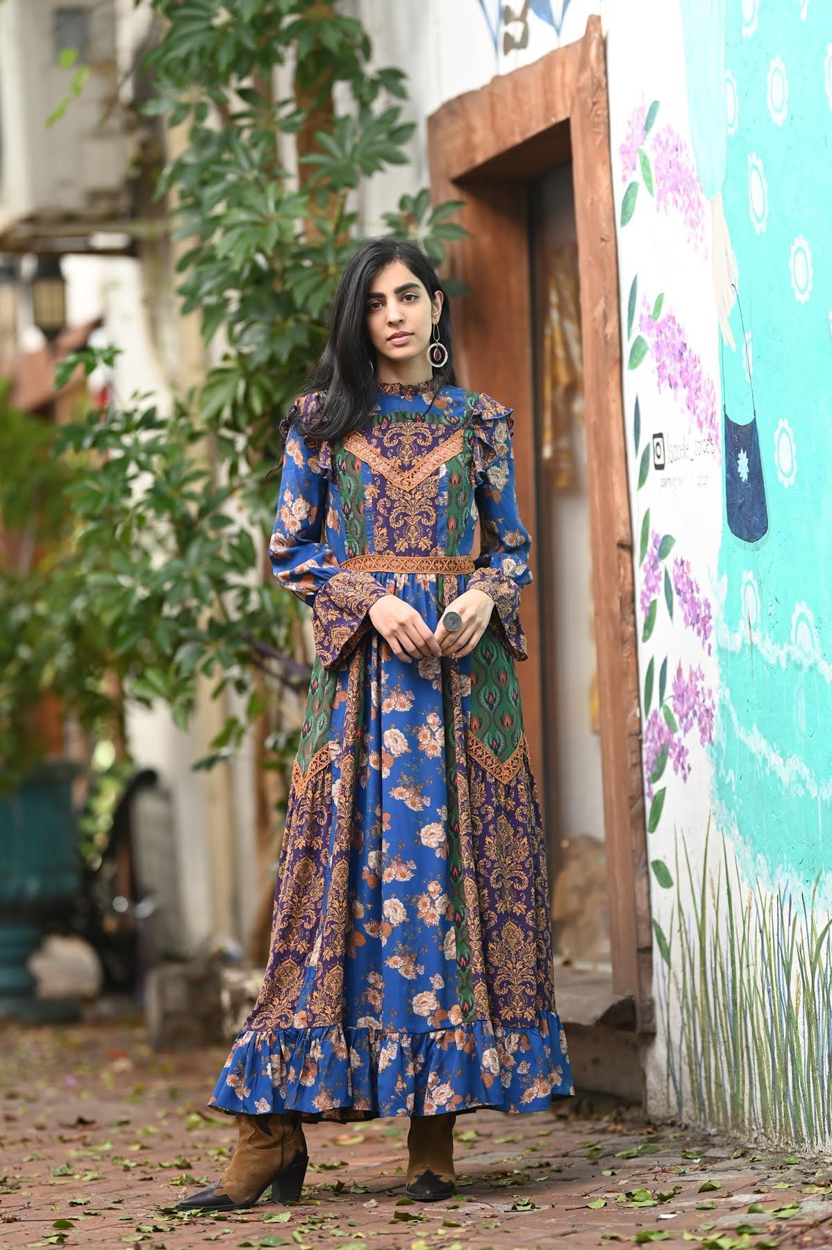 Lacivert Dantel Detaylı Volanlı İpek Elbise