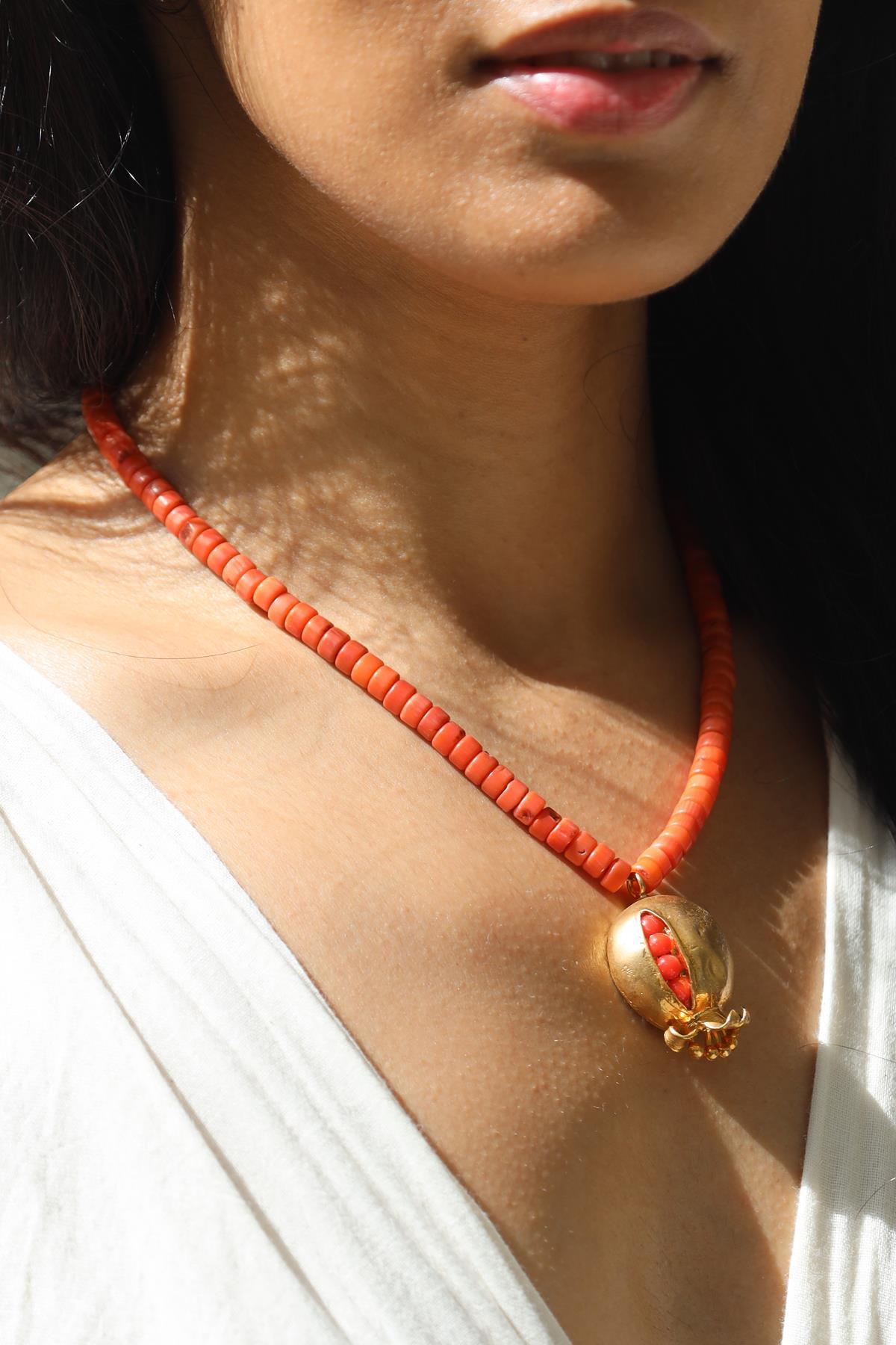 Mercan Taşlı Nar Kolye