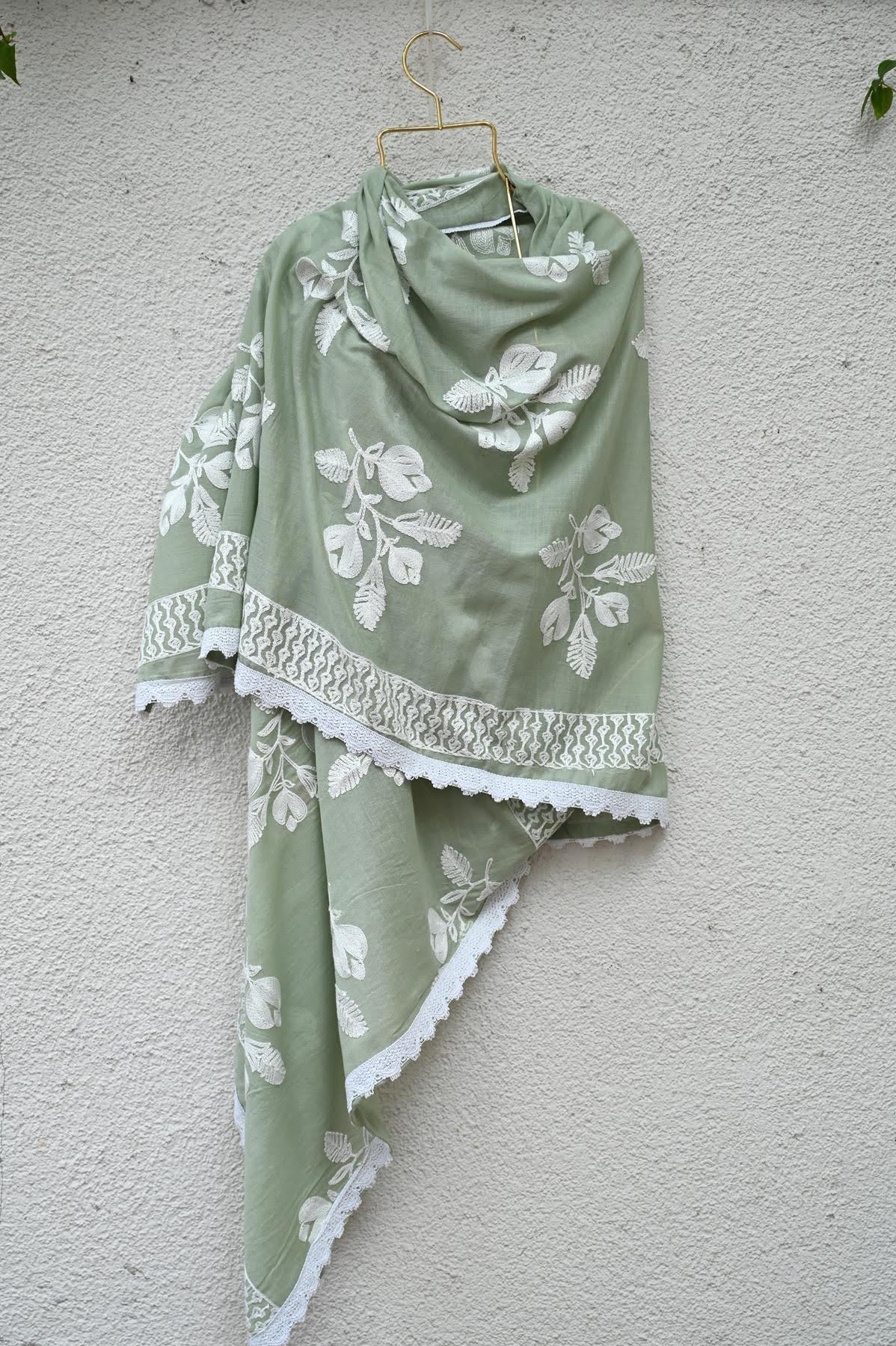 Mint Yeşili Kenarları Dantelli Nakışlı Şal