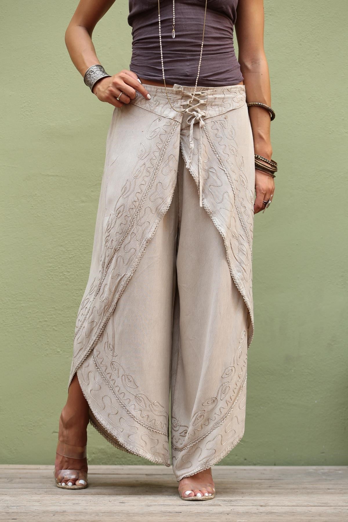  Krem Önü Parçalı İşlemeli Pantolon