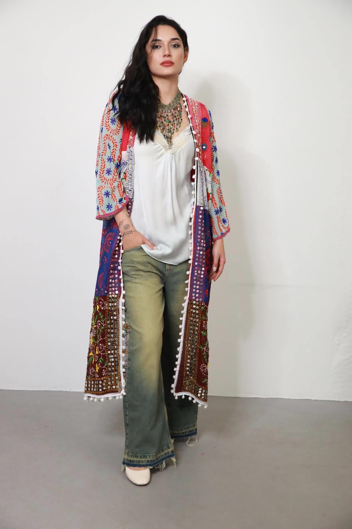 Renkli Pul İşlemeli Kenarları Ponponlu Bohem Kaftan