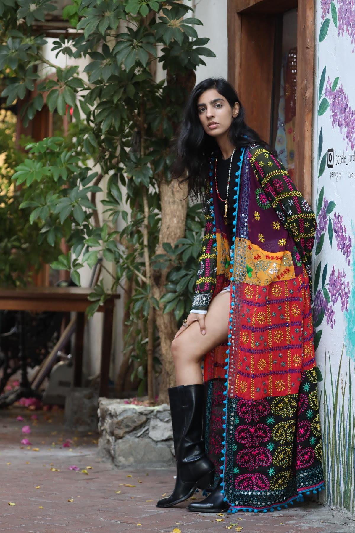 Renkli Pul İşlemeli Kenarları Ponponlu Bohem Kaftan