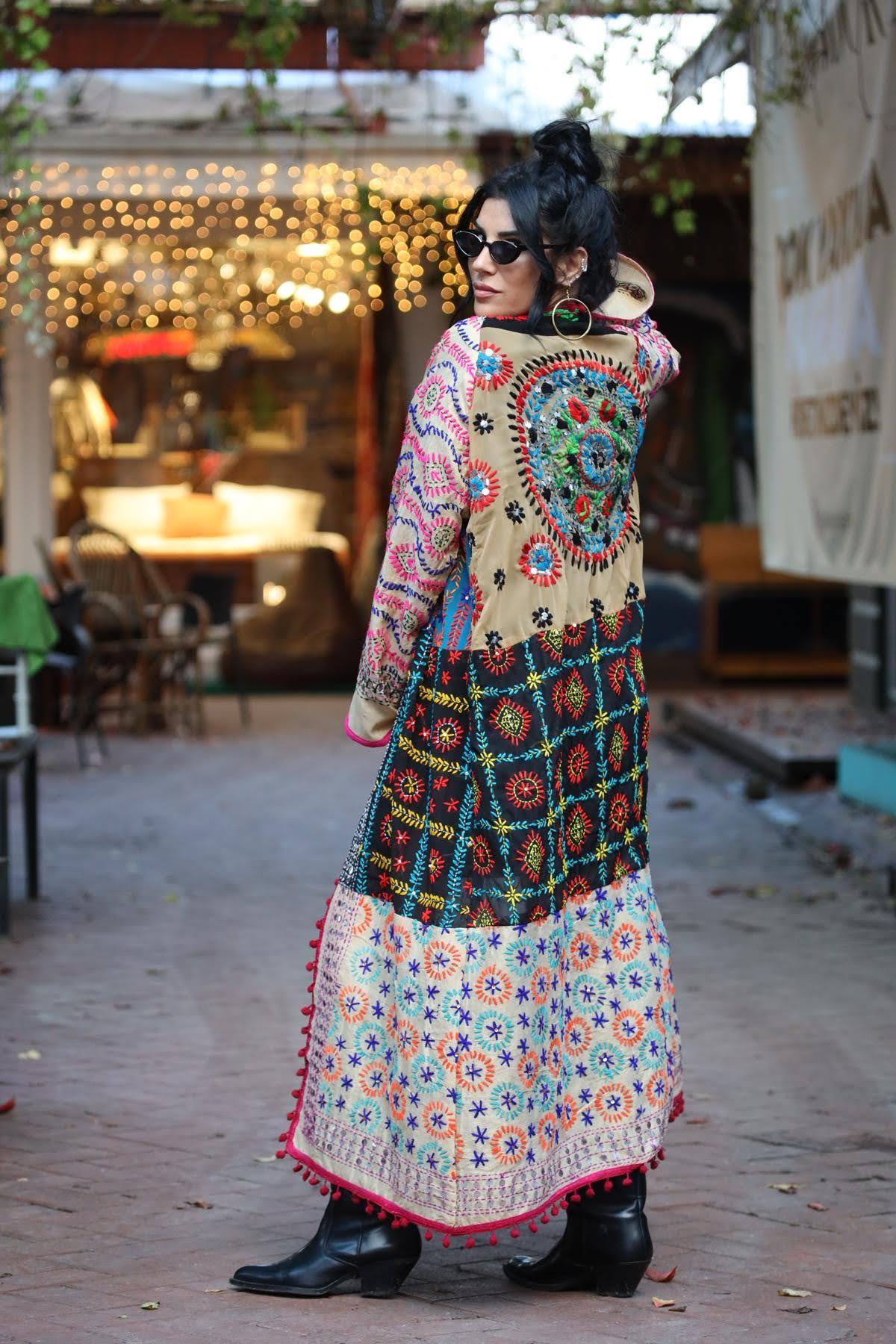 Renkli Pul İşlemeli Kenarları Ponponlu Bohem Kaftan