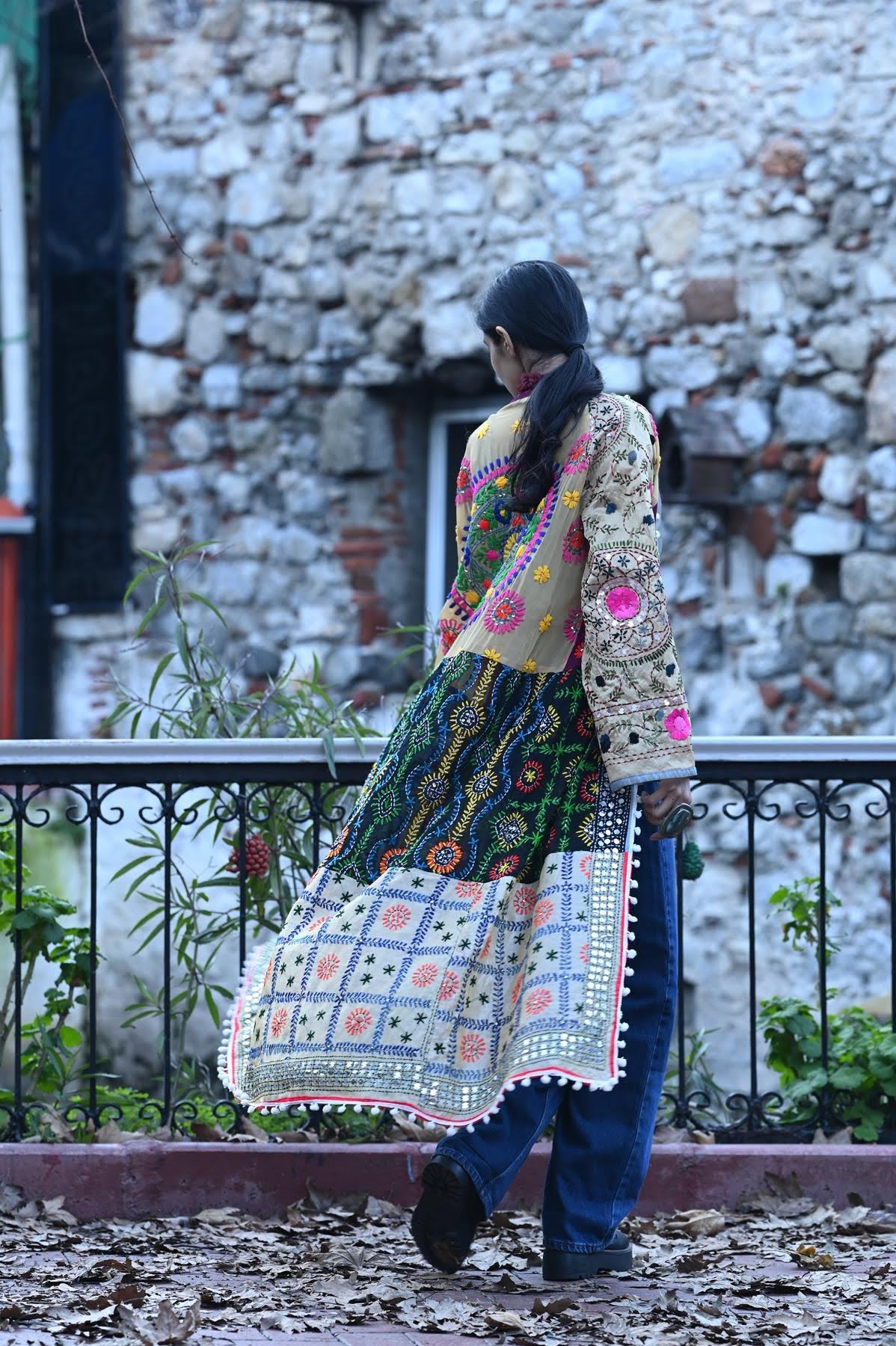 Renkli Pul İşlemeli Kenarları Ponponlu Bohem Kaftan