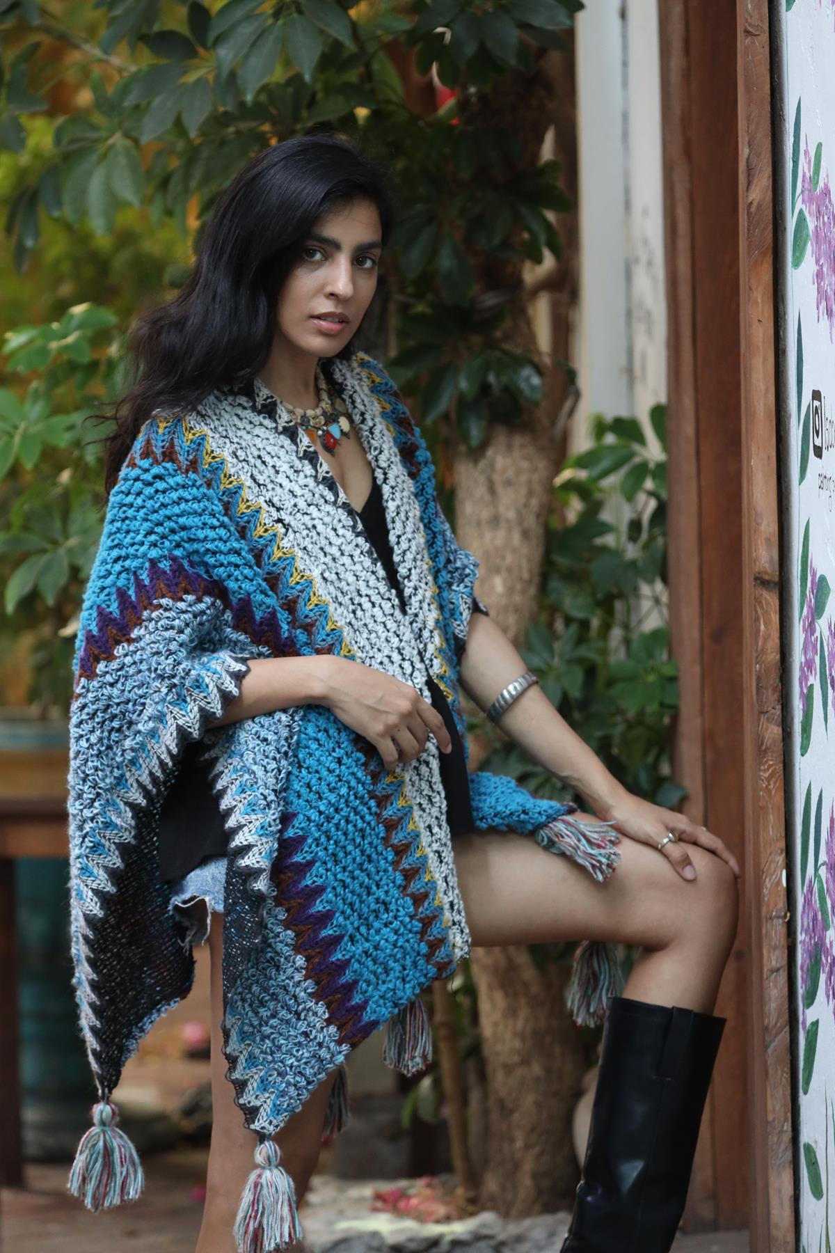 Renkli Püsküllü Örme Panço