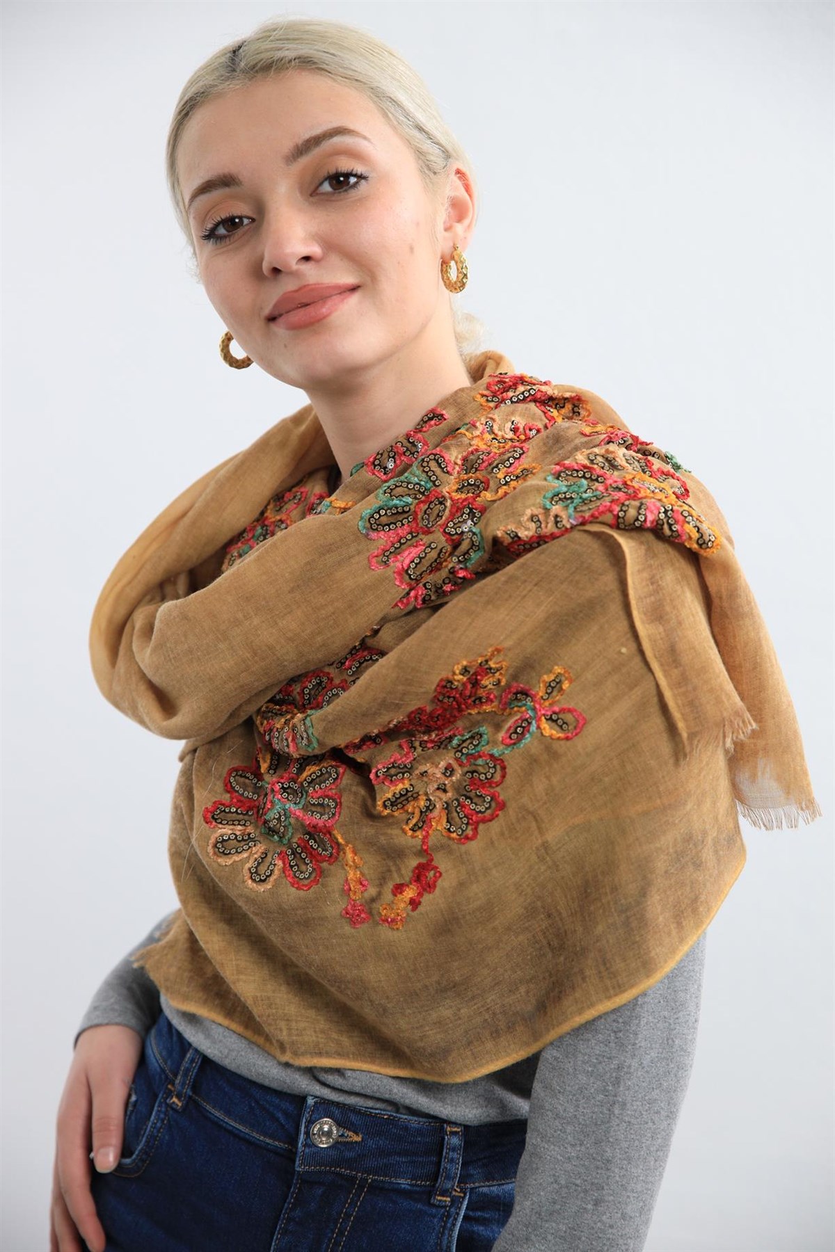  Camel İşlemeli İncili Püsküllü Şal