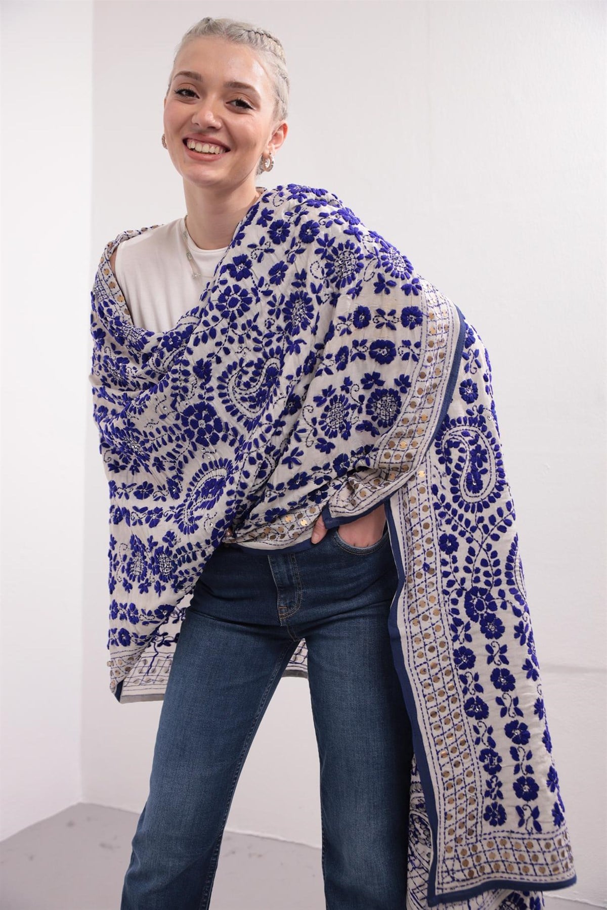  Ekru Çiçek İşlemeli Pullu Büyük Şal