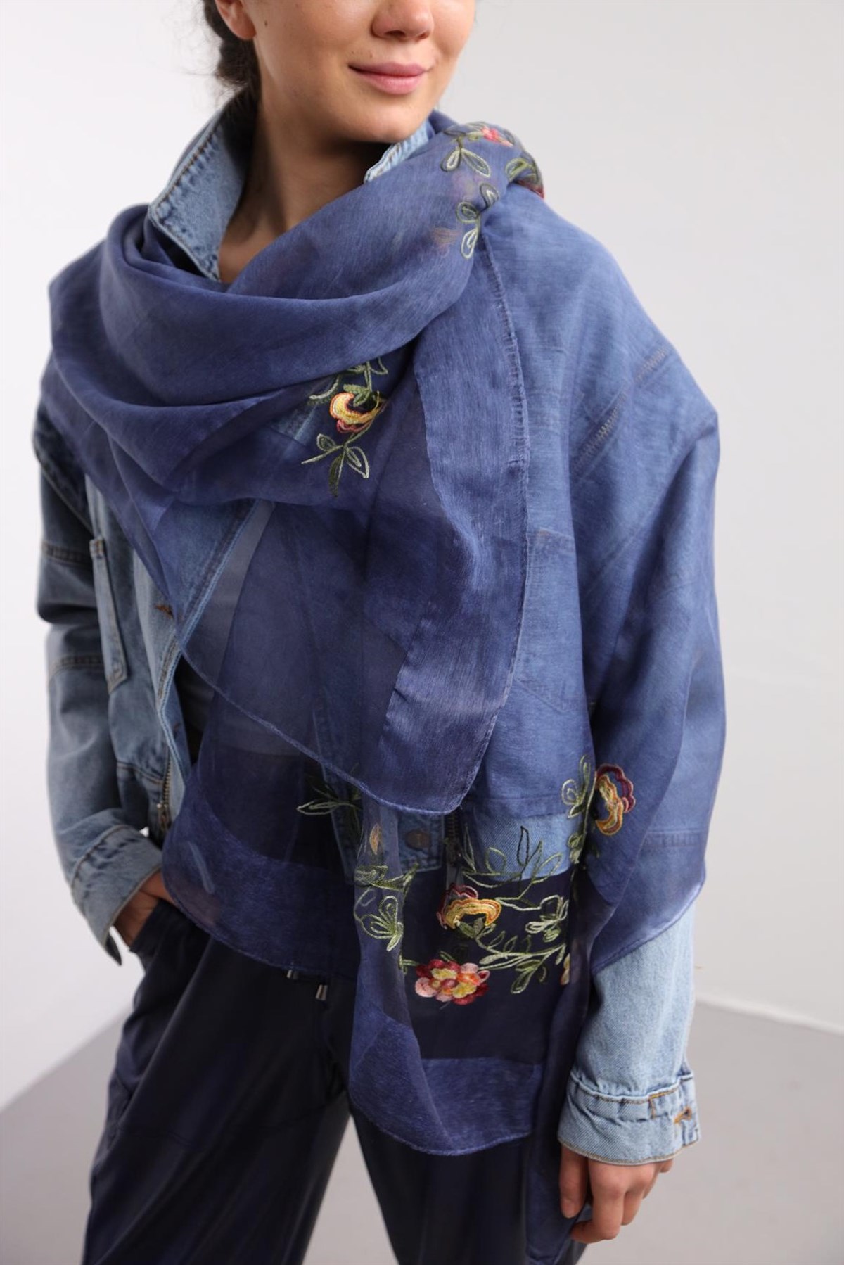  İndigo Mavi Çiçek İşlemeli Tül Detaylı Şal