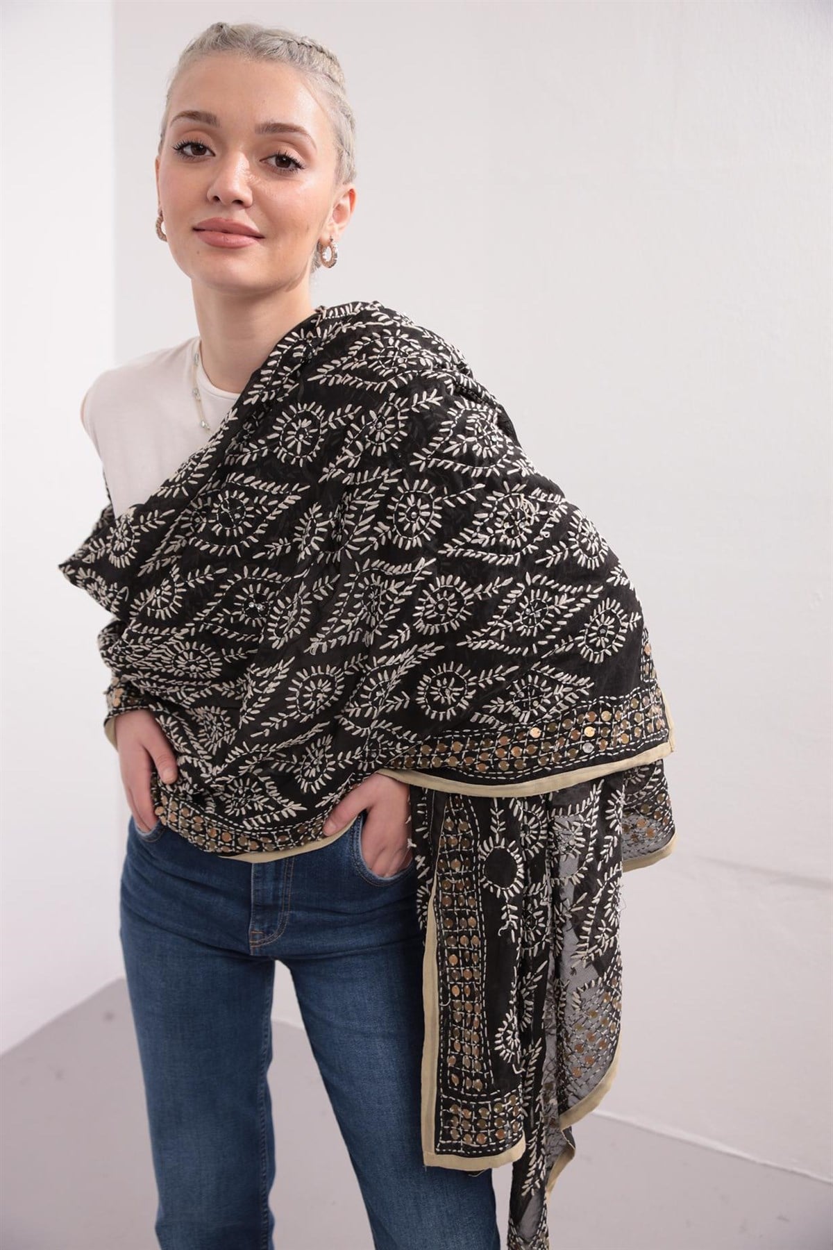  Siyah Çiçek İşlemeli Pullu Büyük Şal