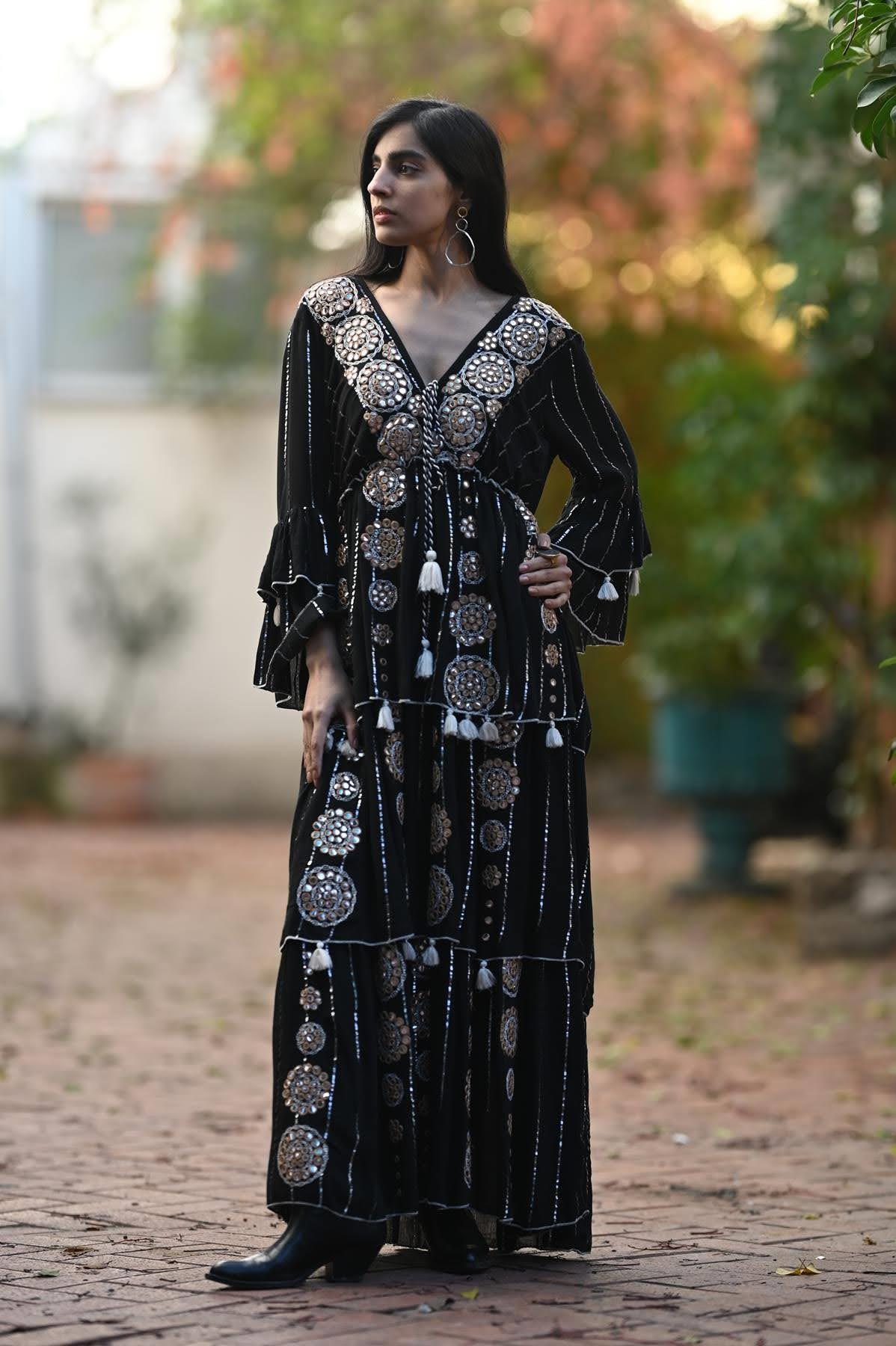 Siyah Ayna Detaylı İşlemeli Kat Kat Püsküllü Elbise