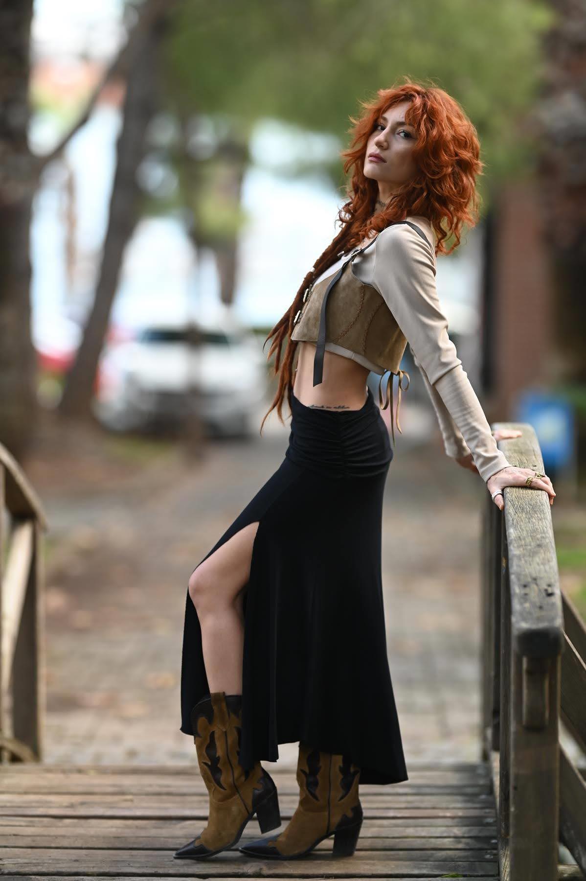 Siyah Beli Drapeli Asimetrik Kesim Yırtmaçlı Kloş Etek