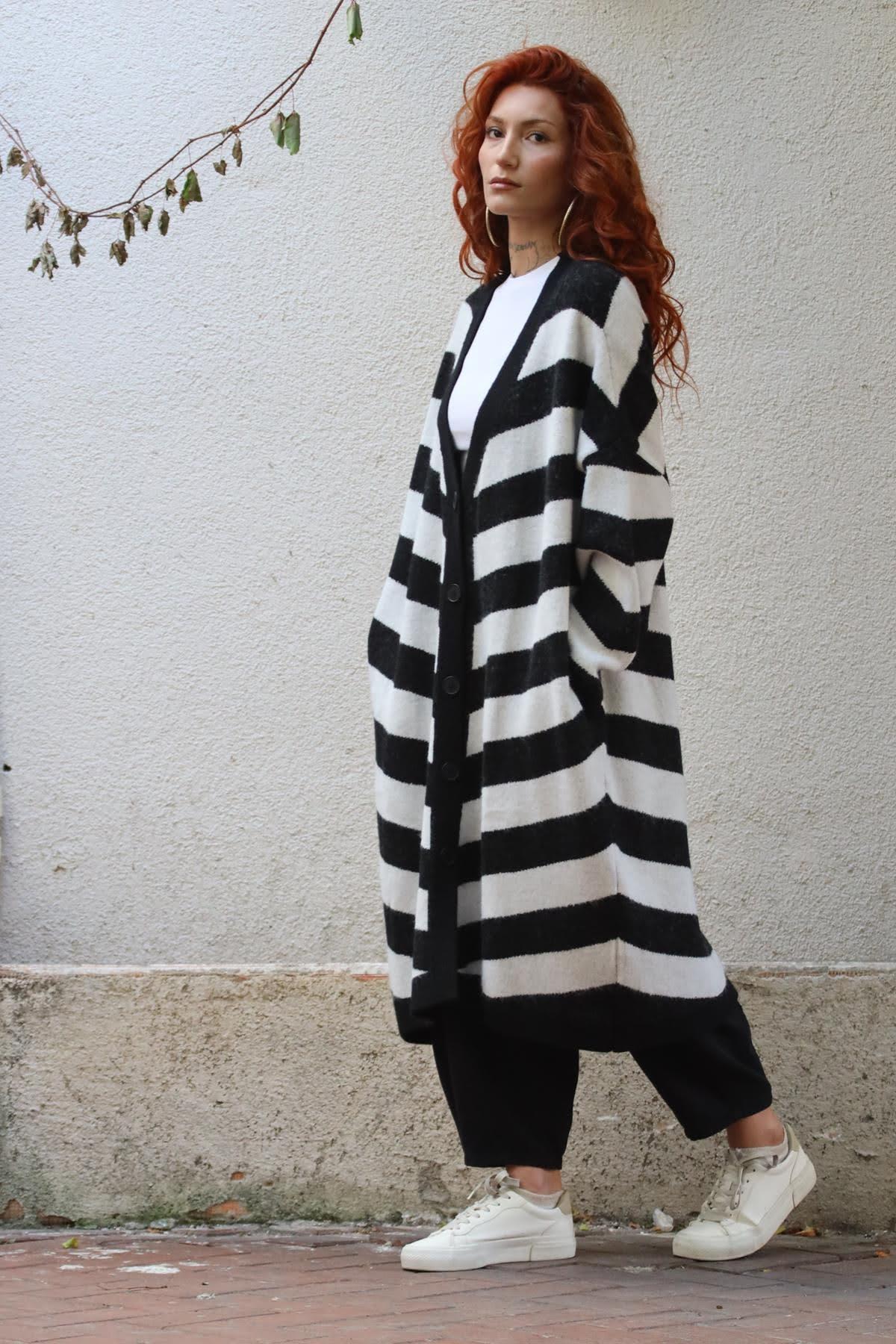 Siyah Beyaz Çizgili Cepli Uzun Hırka