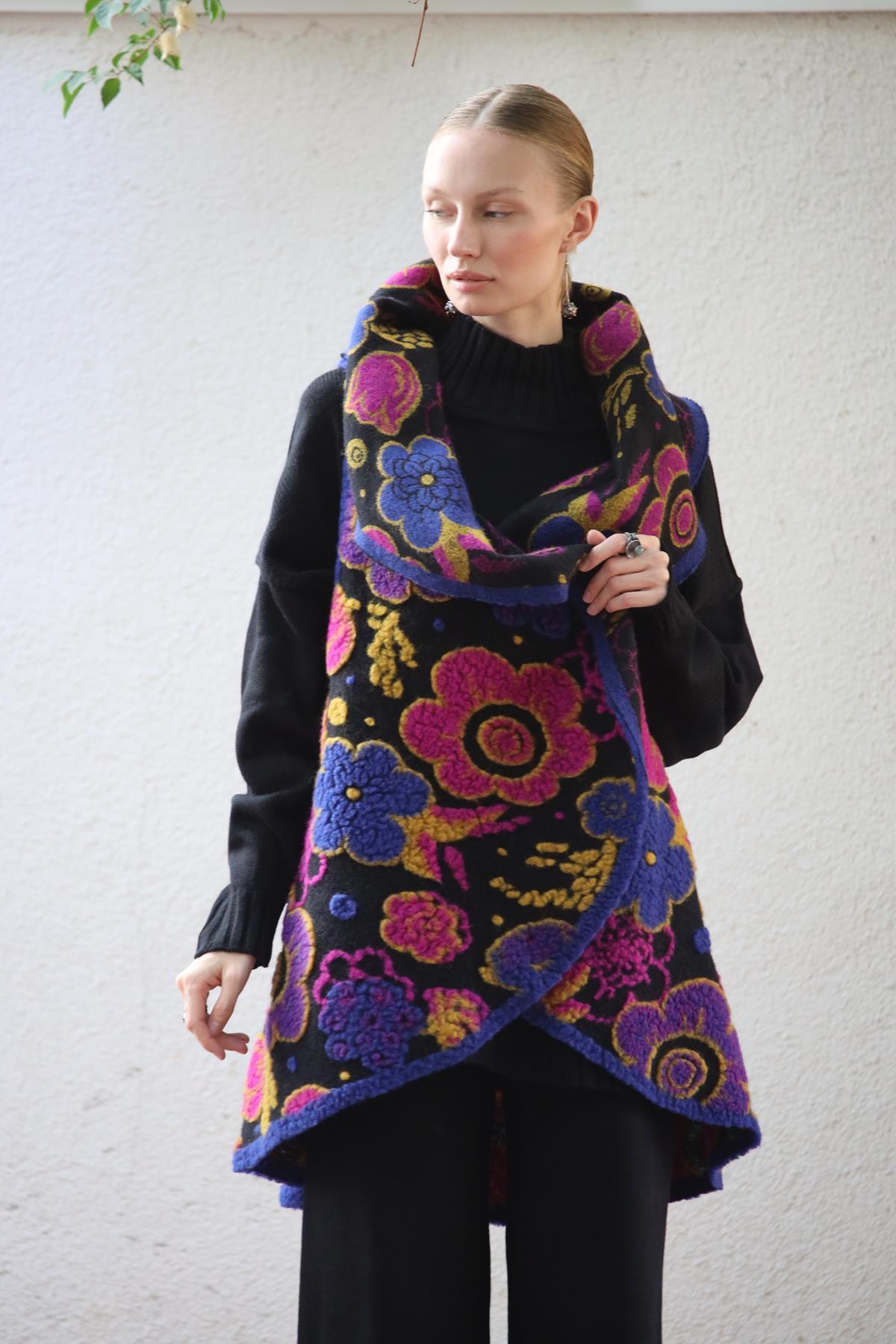 Siyah Çiçek Desenli Keçe Yelek