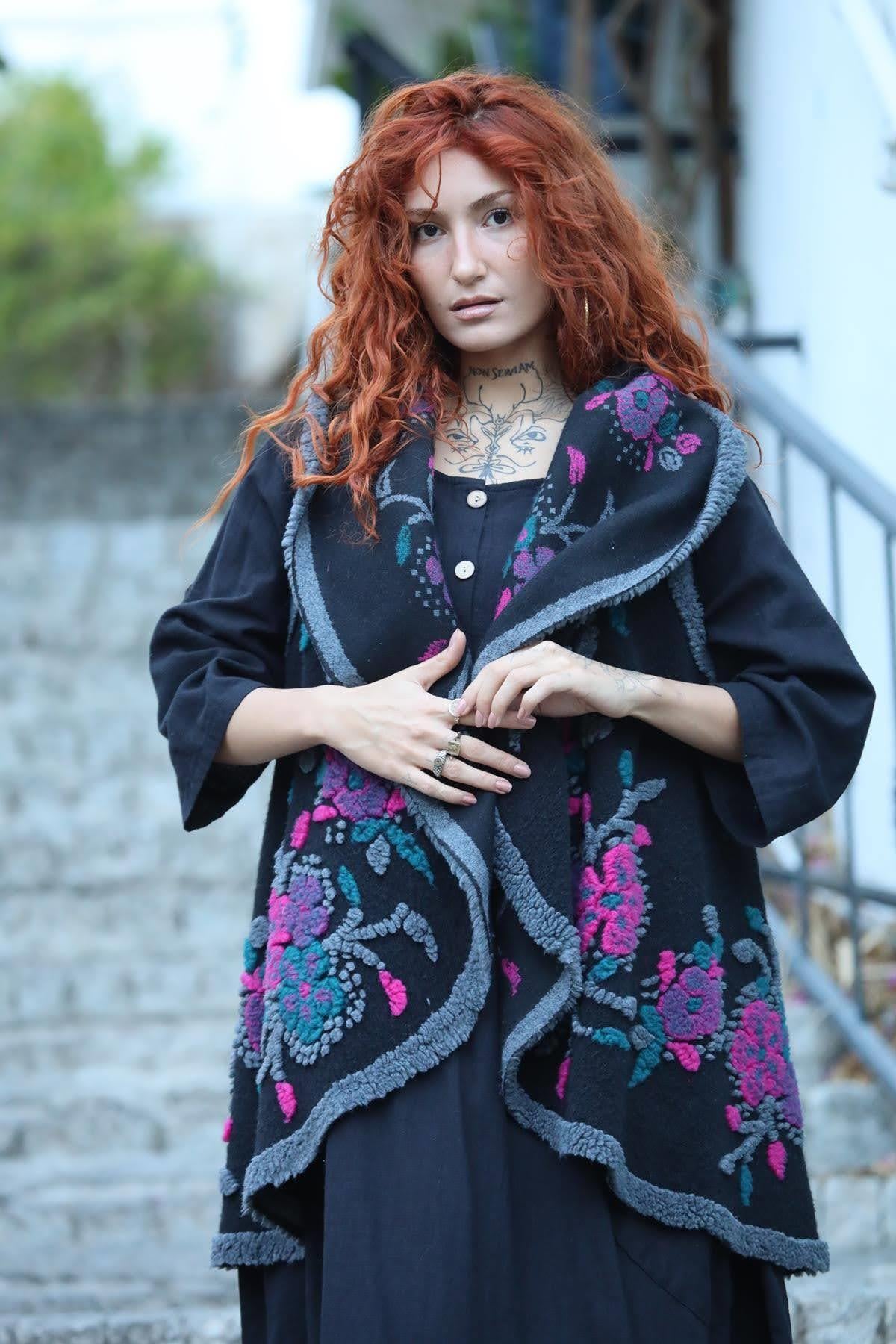 Siyah Çiçek Desenli Keçe Yelek