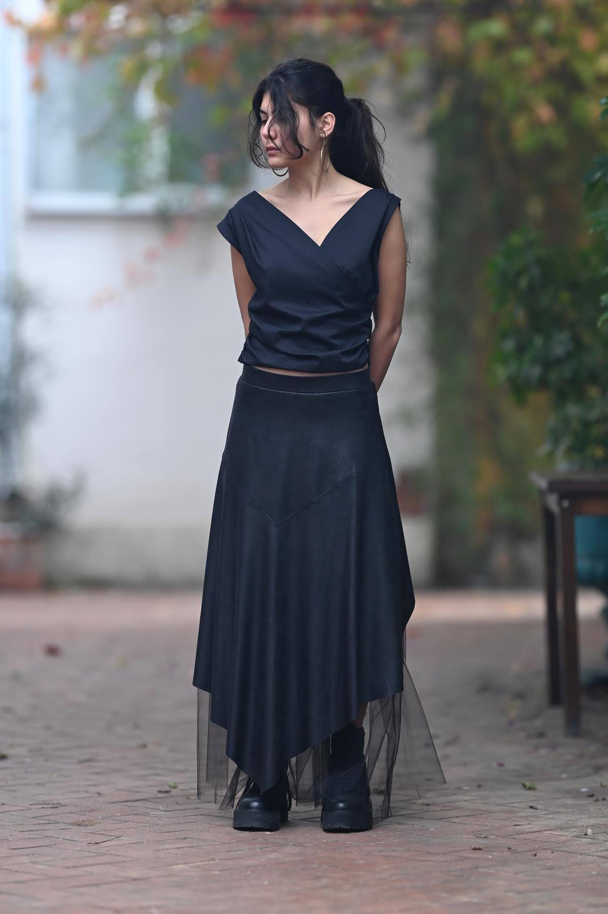 Siyah Deri Görünümlü Tül Astarlı Asimetrik Etek