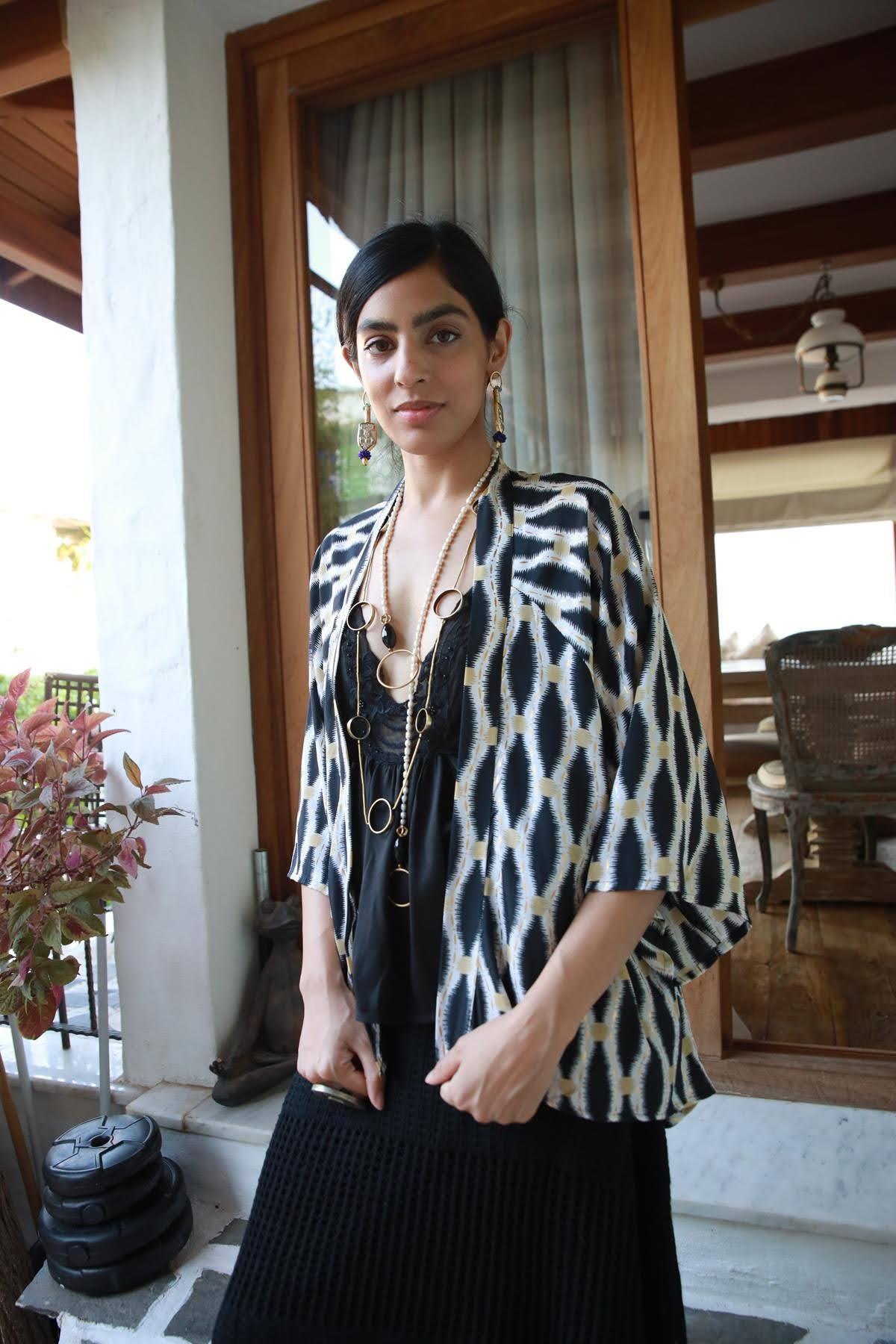 Siyah Desenli Kısa İpek Kimono