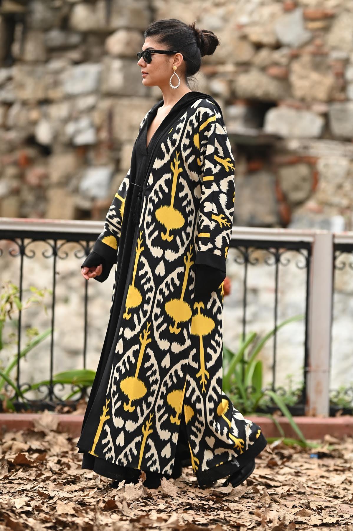 Siyah Desenli Yanları Yırtmaçlı Kimono
