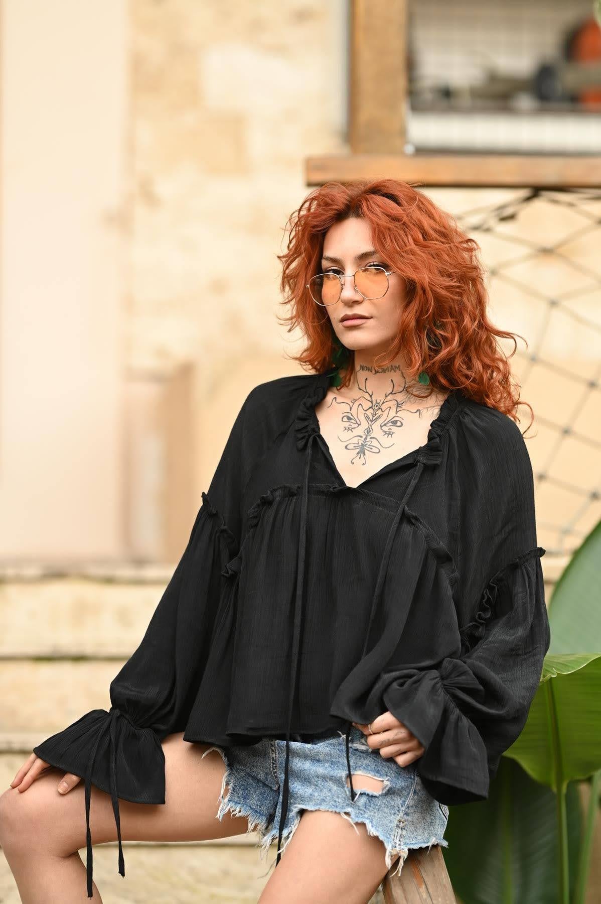Siyah Fırfırlı Kolları Lastikli Bluz