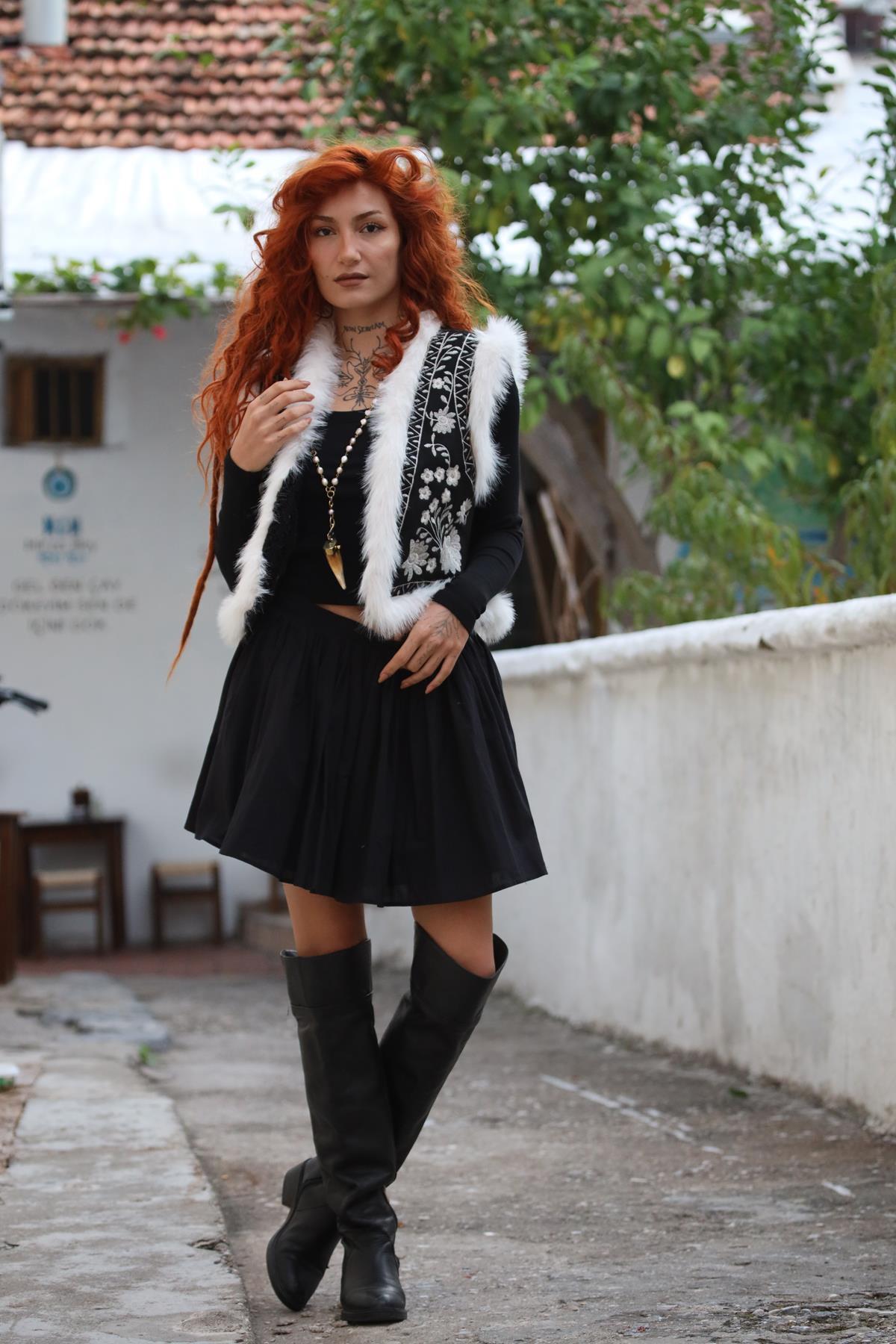 Siyah İçi Kürklü Nakışlı Süet Yelek