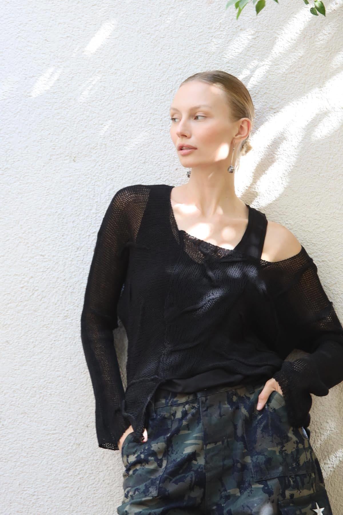 Siyah Kare Yaka Dikiş Detay Merserize Bluz