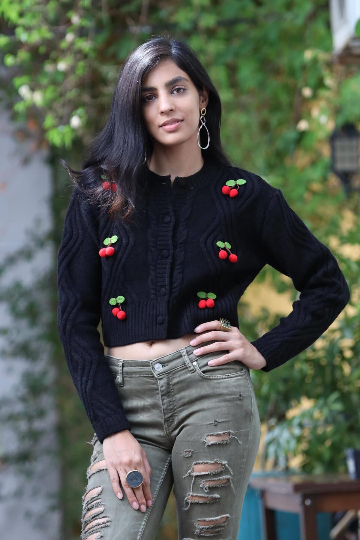 Siyah Kirazlı Örgü Detaylı Kısa Hırka