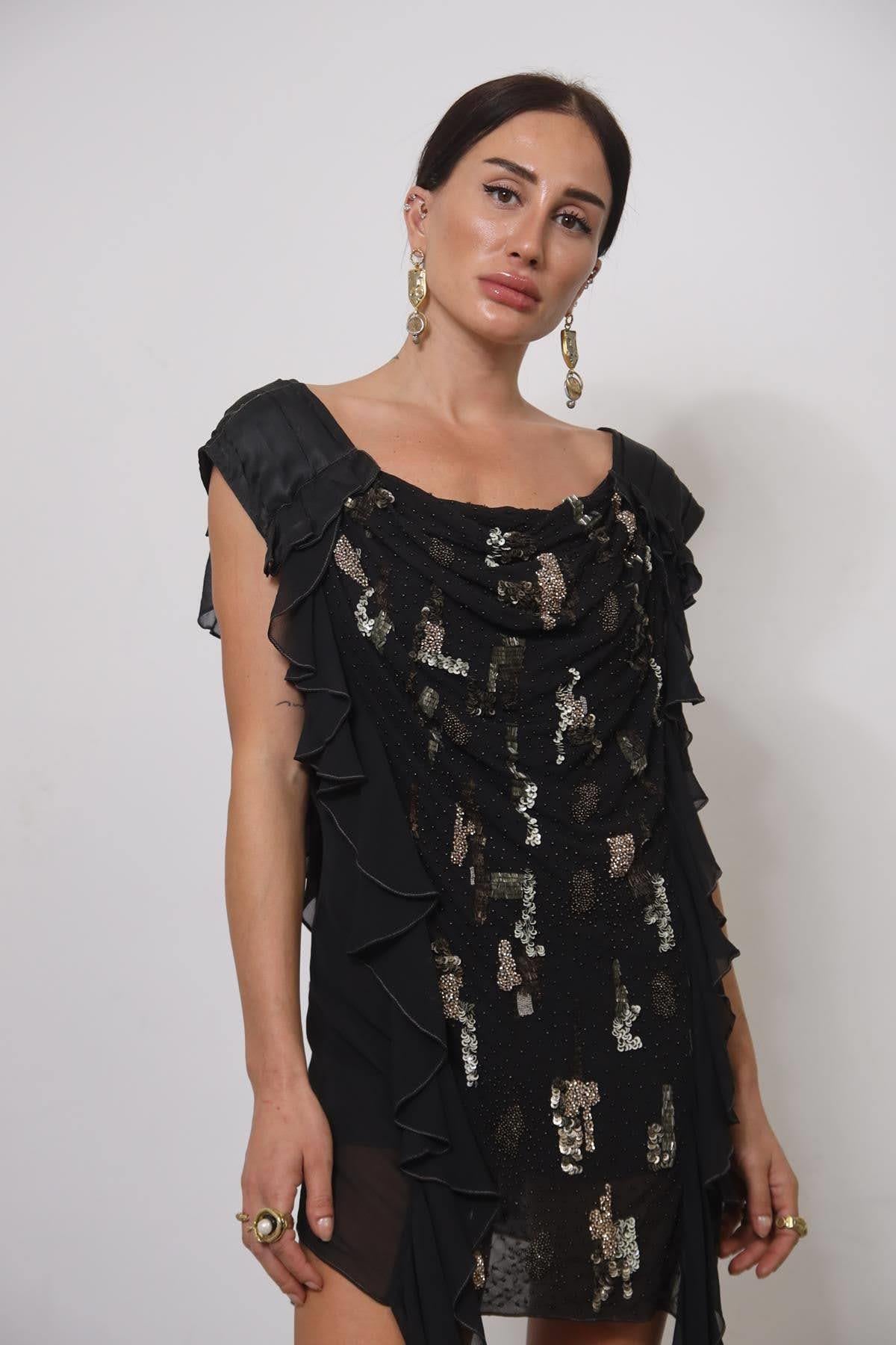 Siyah Taş İşlemeli Volanlı Kolsuz Mini Elbise