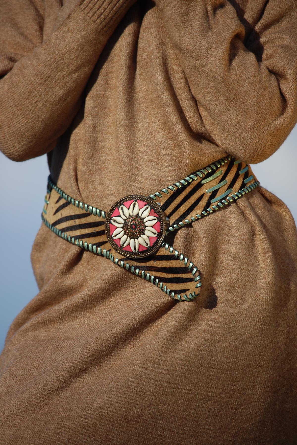 Siyah Tay Tüyü Büyük Tokalı Tasarım Kemer