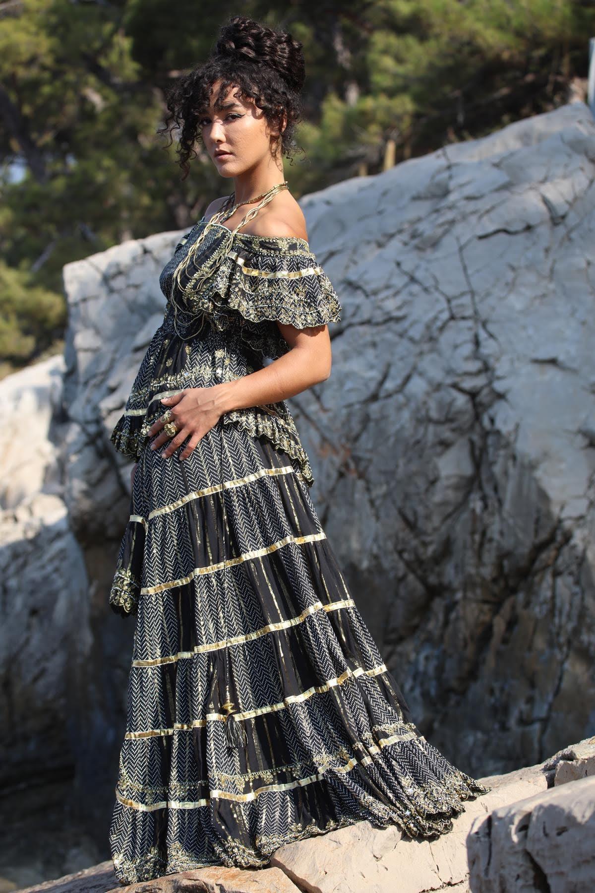 Siyah Volanlı İşlemeli Tasarım Etek ve Bluz Takım