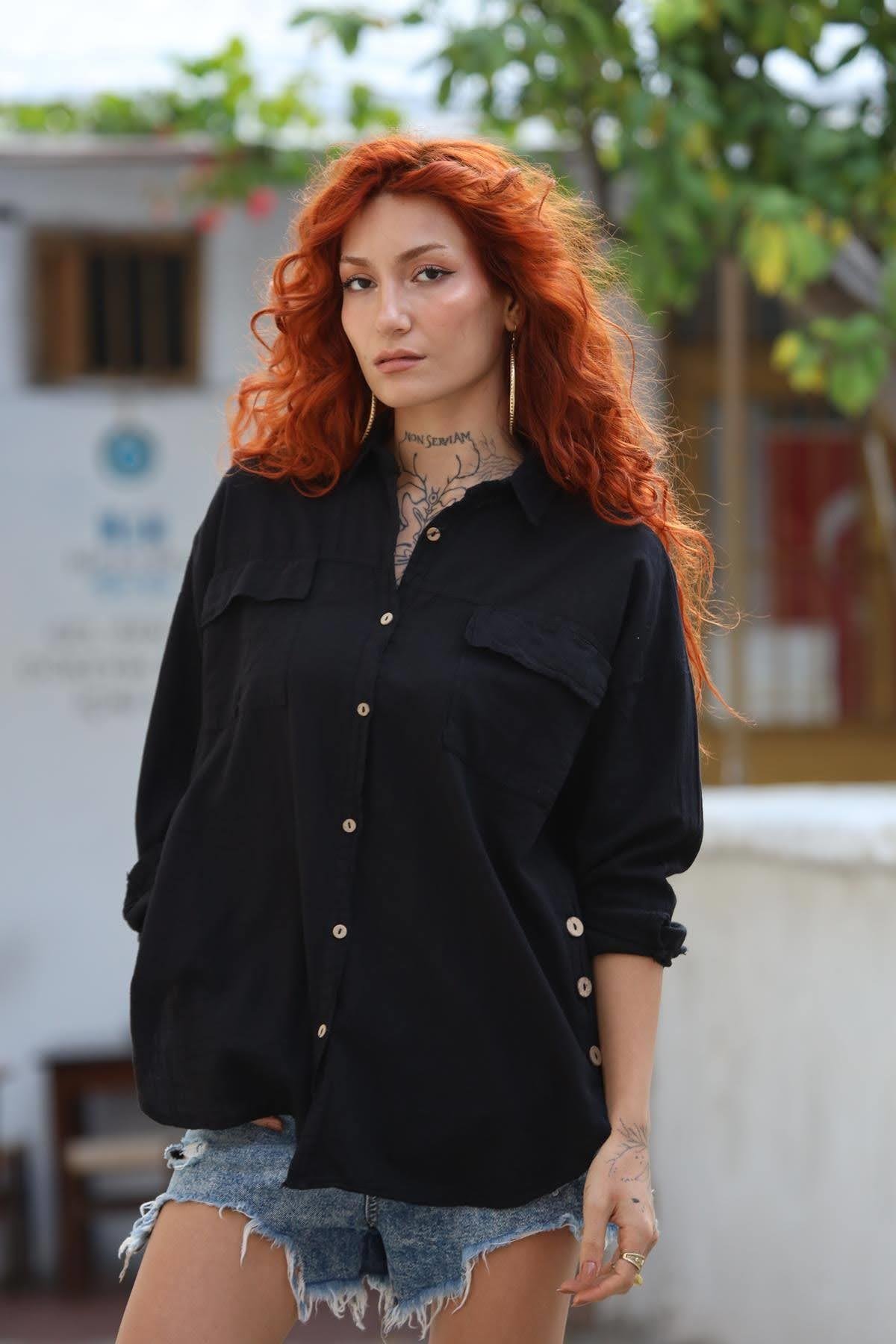 Siyah Yanları Düğmeli Cepleri Kapaklı Gömlek