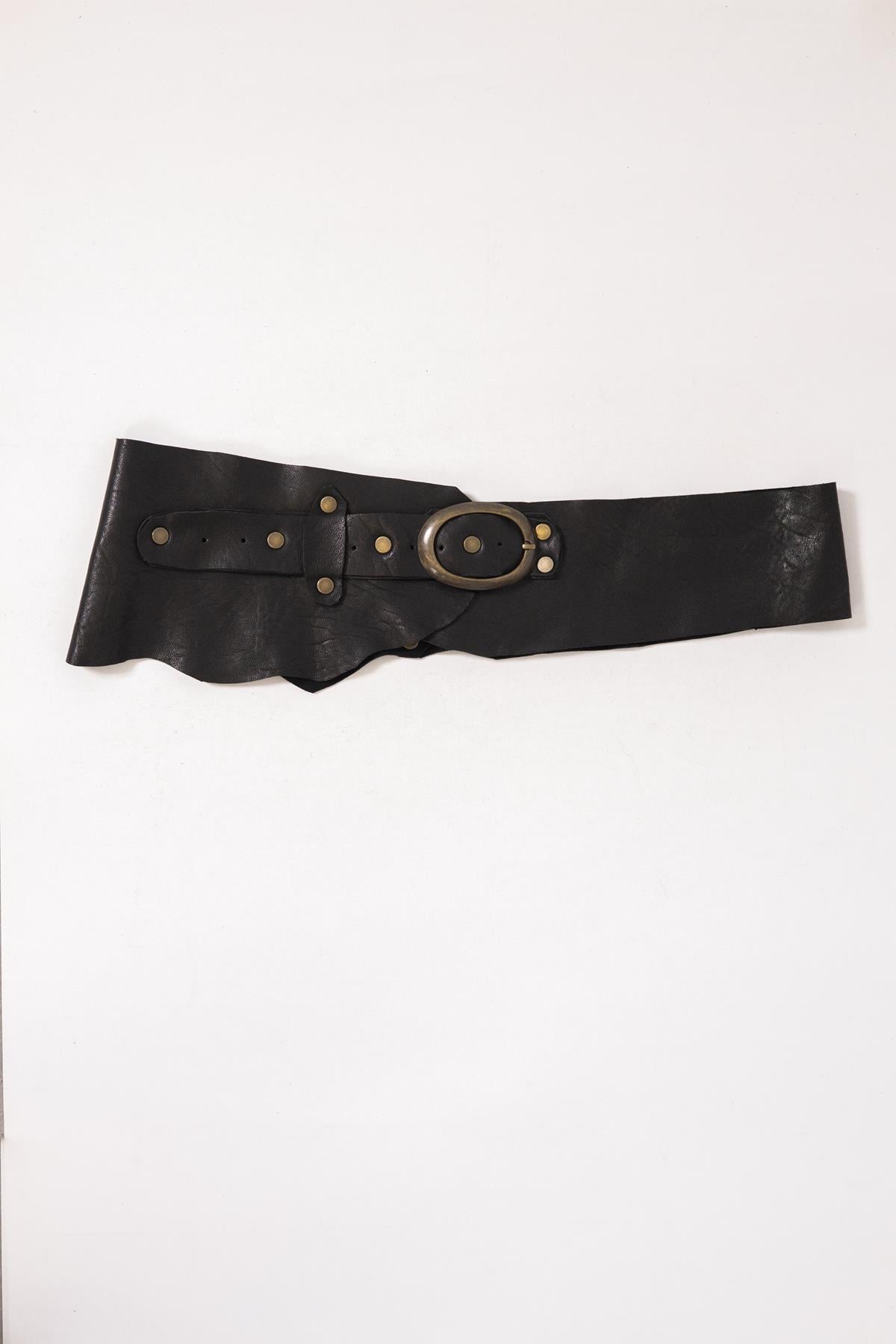Siyah Zımbalı Parçalı Deri Kemer