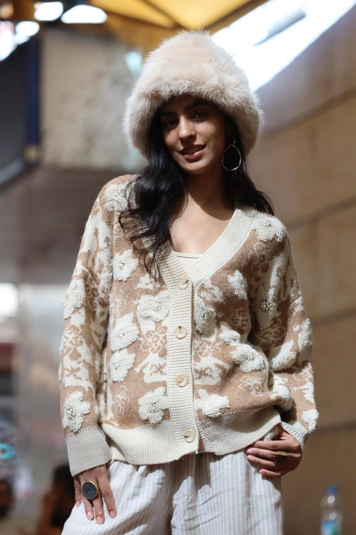 Sütlü Kahve İnci Detaylı Çiçek Kabartmalı Hırka