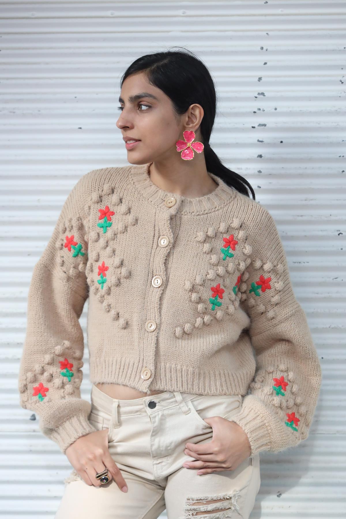 Sütlü Kahve Ponponlu Çiçek Nakışlı Kısa Hırka