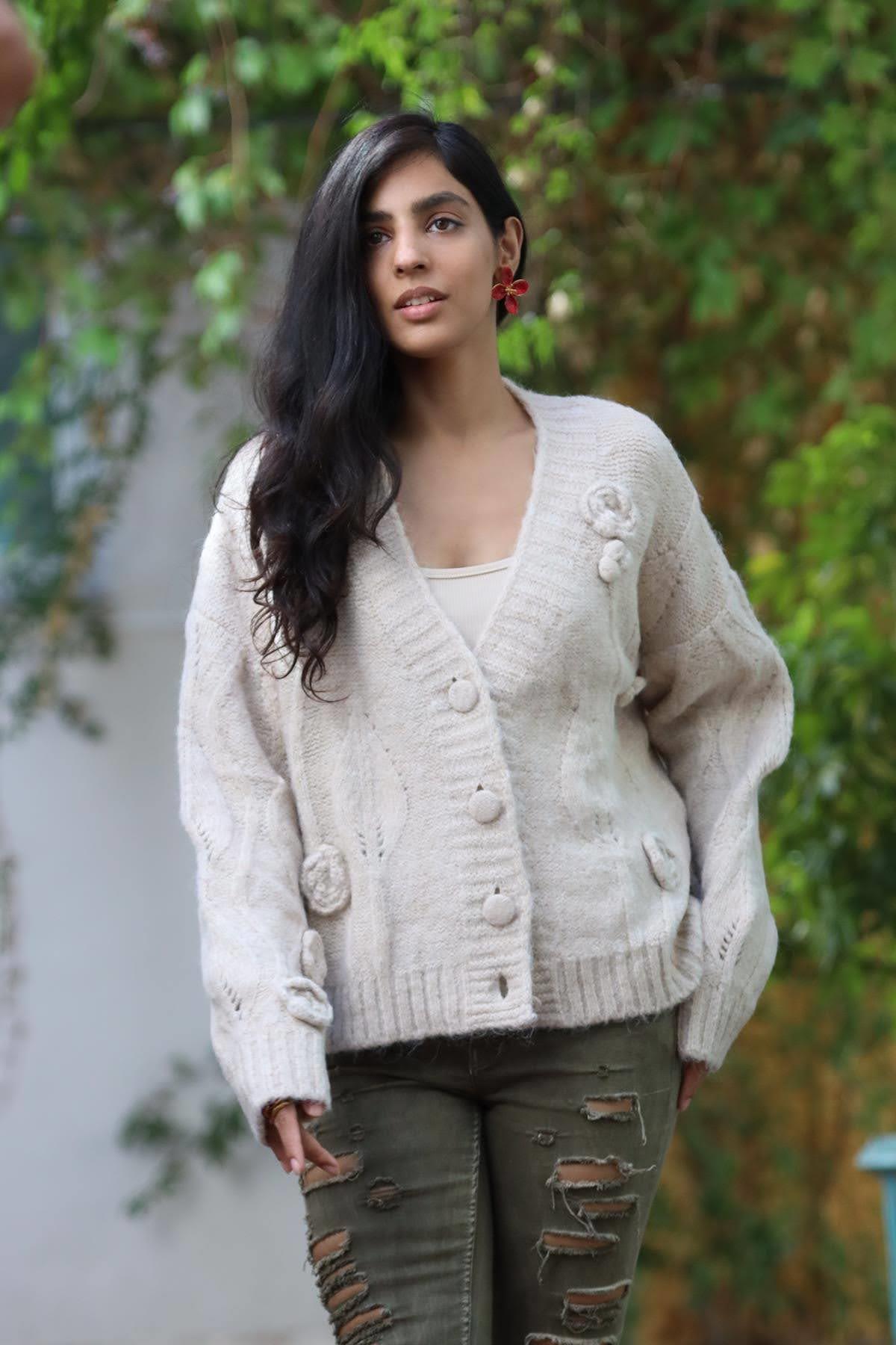 Taş Rengi Çiçek Kabartmalı Ajurlu Hırka