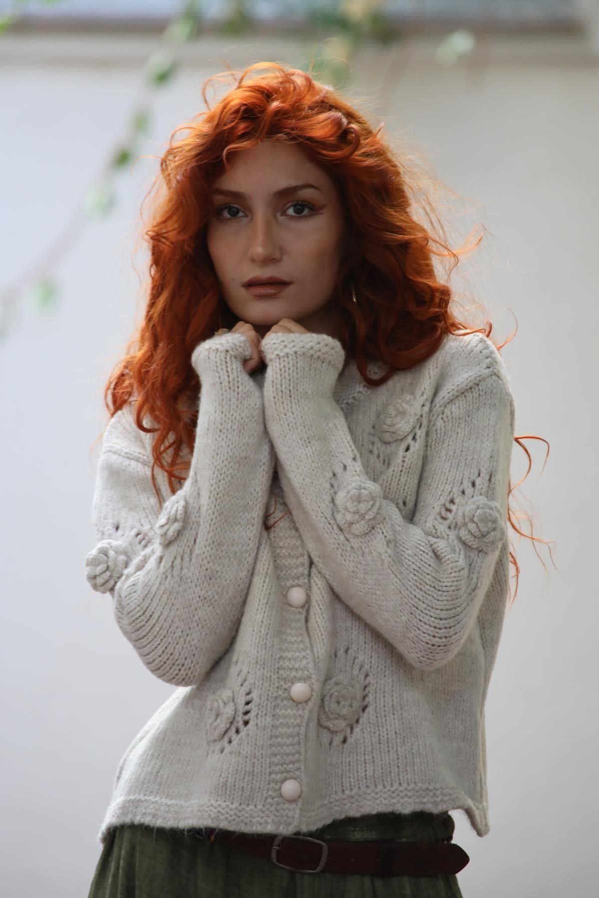 Taş Rengi Gül Detaylı Ajurlu Triko Hırka