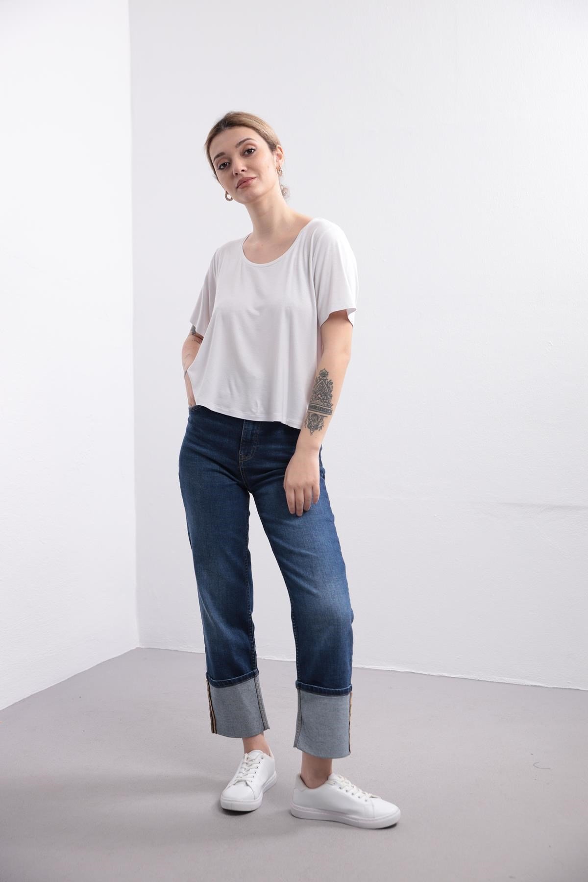  Beyaz Yuvarlak Yaka Tshirt