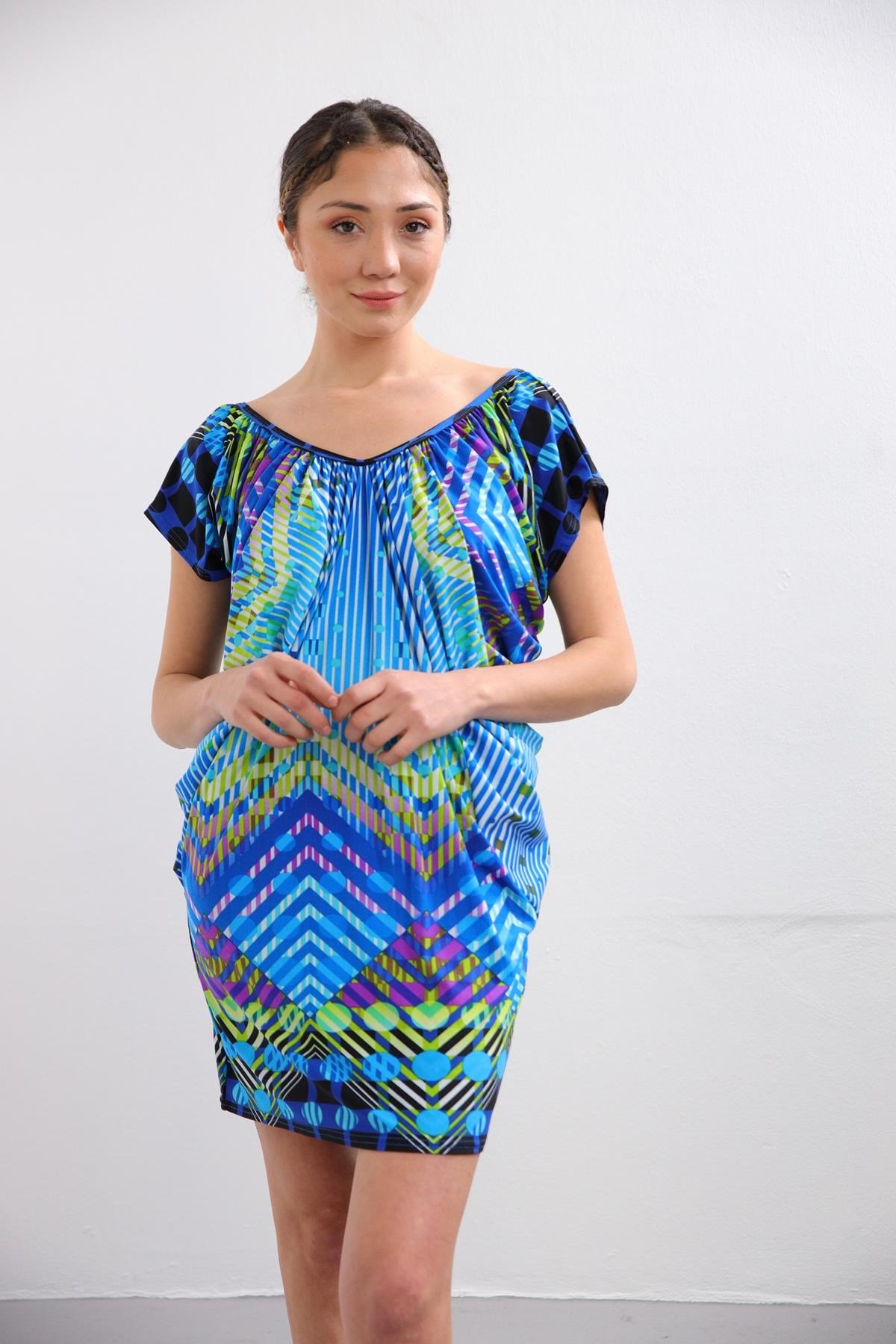  Renkli Kayık Yaka Desenli Jarse Tunik