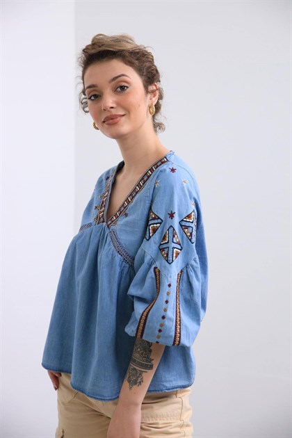 Açık Mavi İşlemeli V Yaka Balon Kol Bluz - Şaman Butik - Bohem Giyim ve Aksesuar | Kadın & Erkek Açık Mavi İşlemeli V Yaka Balon Kol Bluz