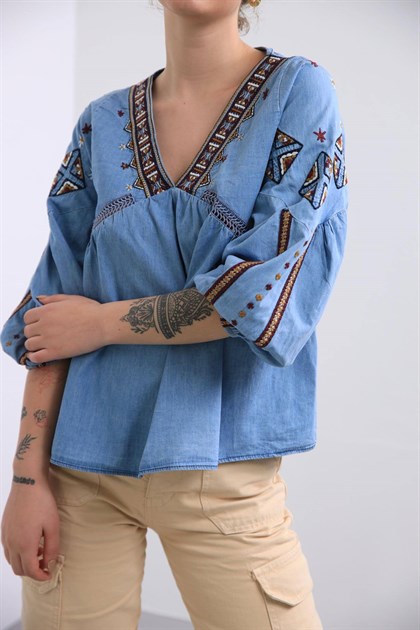 Açık Mavi İşlemeli V Yaka Balon Kol Bluz - Şaman Butik - Bohem Giyim ve Aksesuar | Kadın & Erkek Açık Mavi İşlemeli V Yaka Balon Kol Bluz